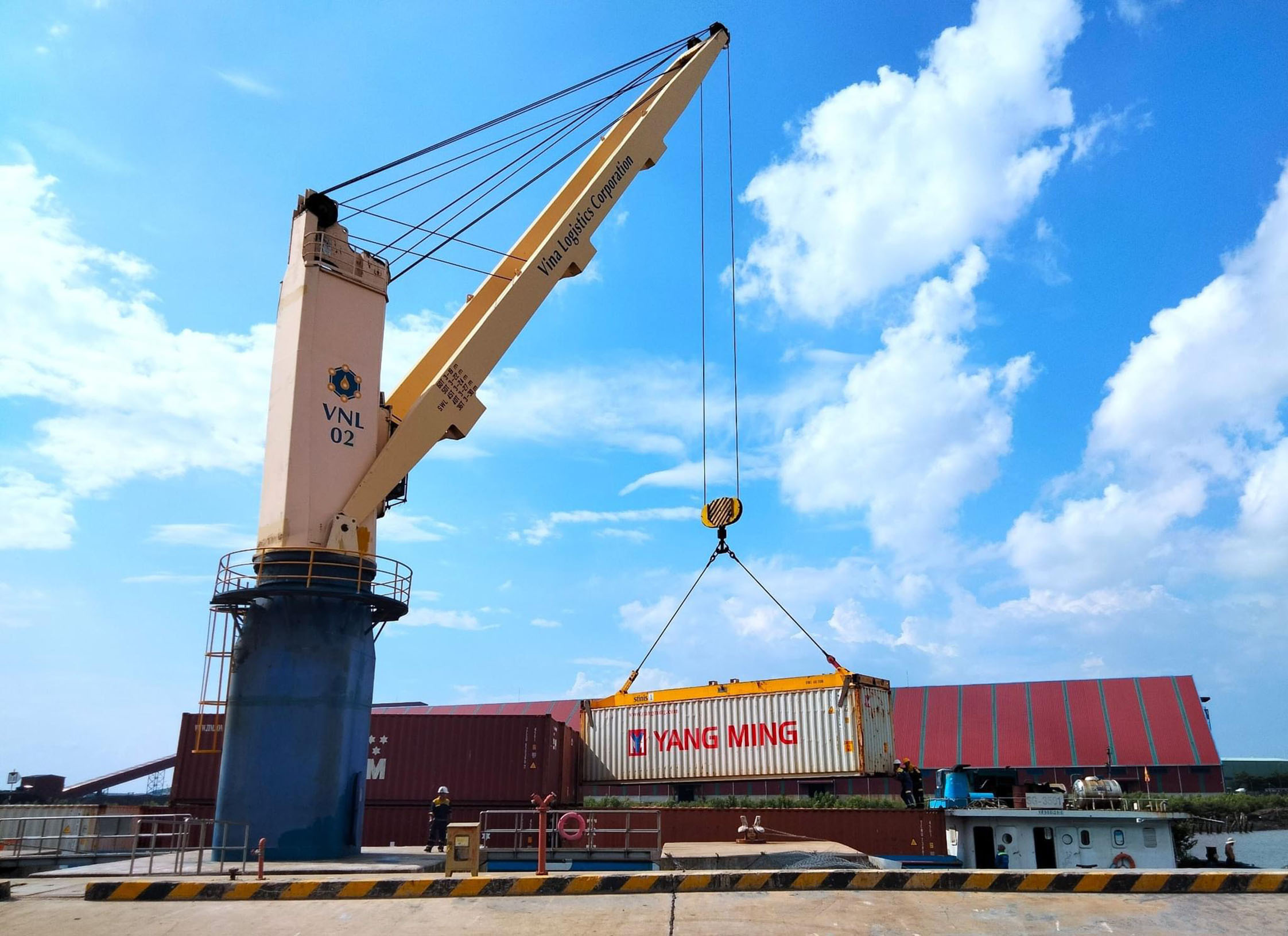 Xếp dỡ hàng container tại Cảng Dịch vụ tổng hợp Hưng Thái.