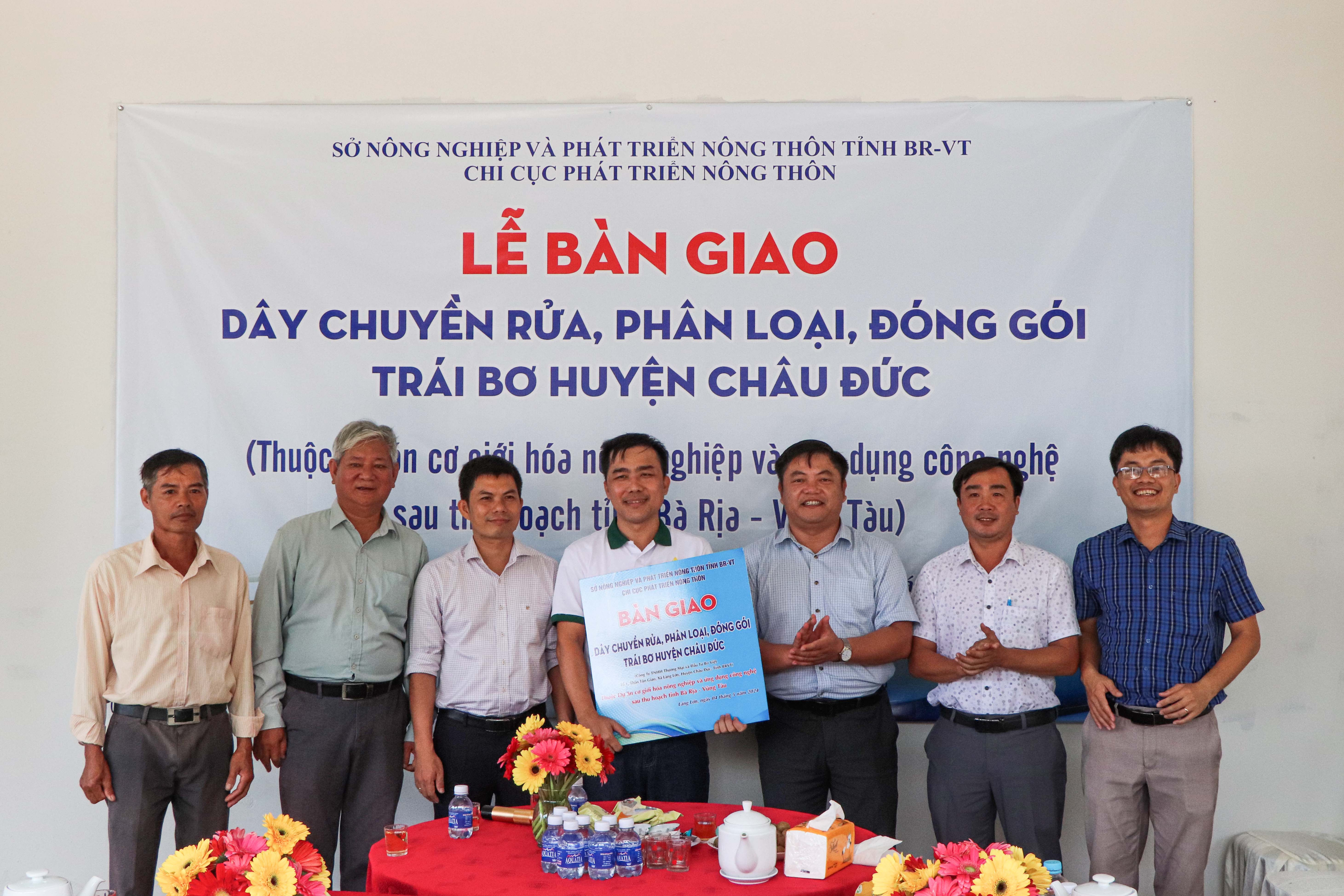 Ông Vũ Ngọc Đăng (thứ 3 từ phải vào), Chi cục trưởng Chi cục Phát triển nông thôn tỉnh tại lễ bàn giao thiết bị cho Công ty TNHH Thương mại và Đầu tư Bơ Việt.