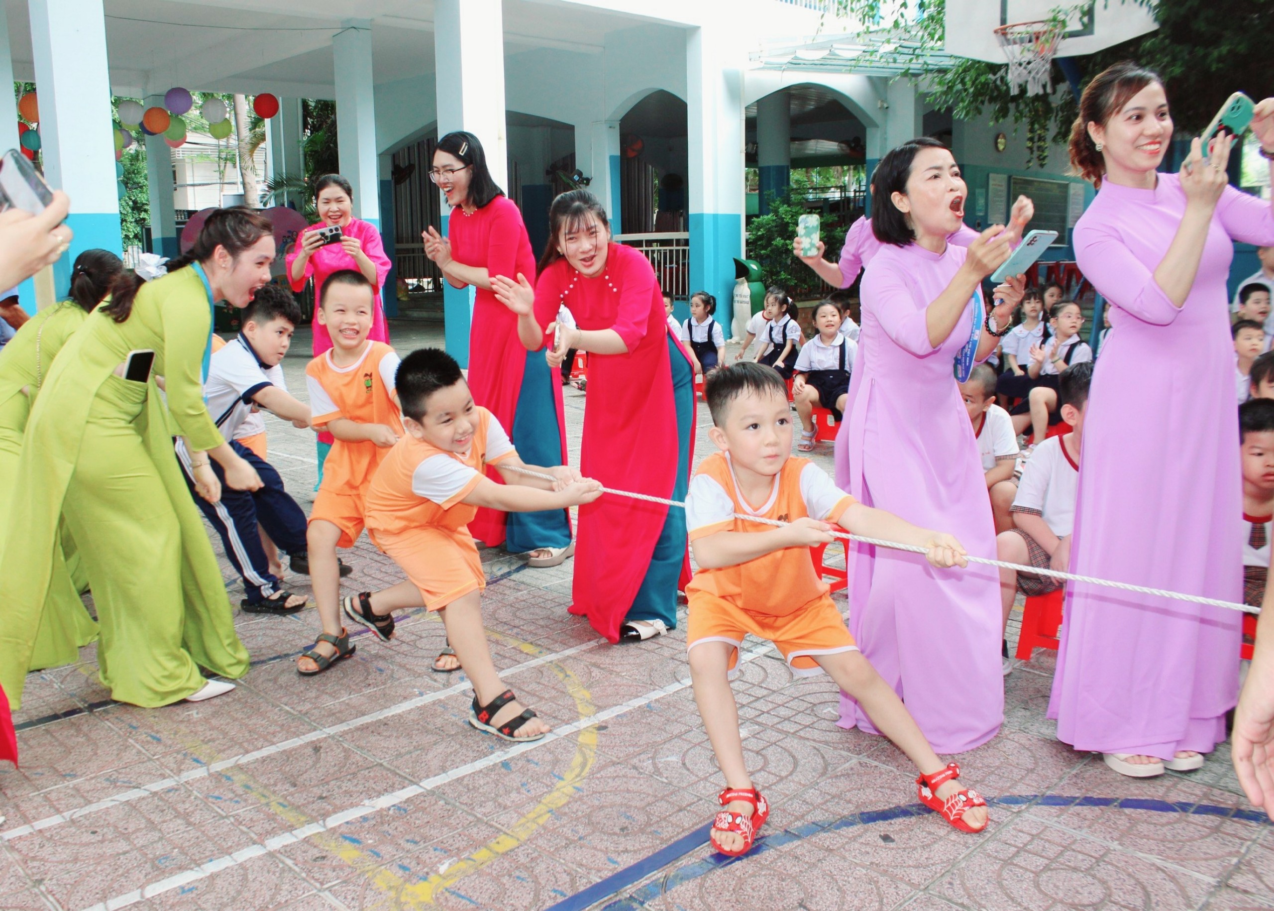 Các em HS giao lưu văn nghệ và tham gia các trò chơi vận động.