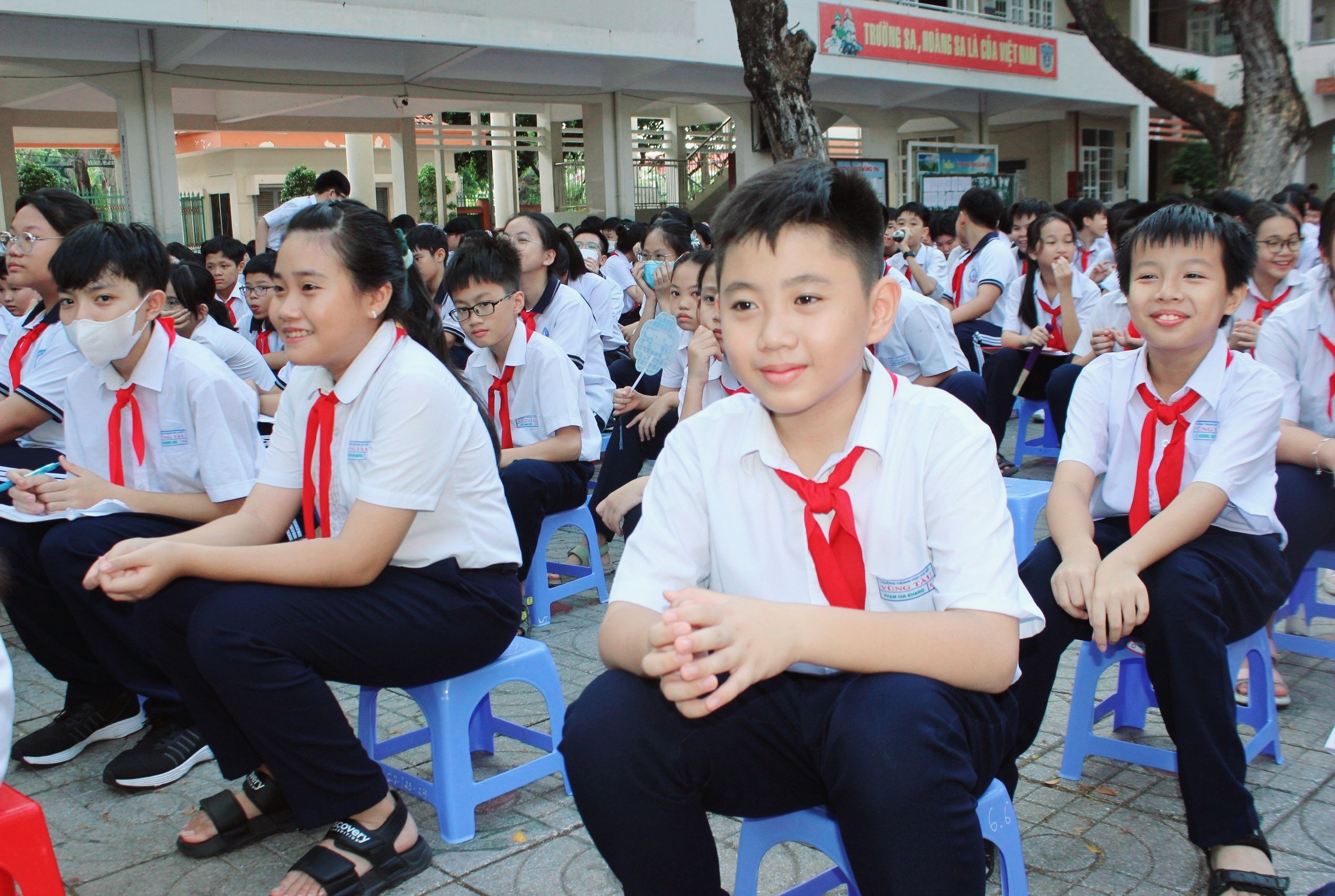 Các em HS Trường THCS Vũng Tàu chăm chú lắng nghe những chia sẻ của nam sinh xuất sắc giành học bổng của DĐH hàng đầu thế giới.