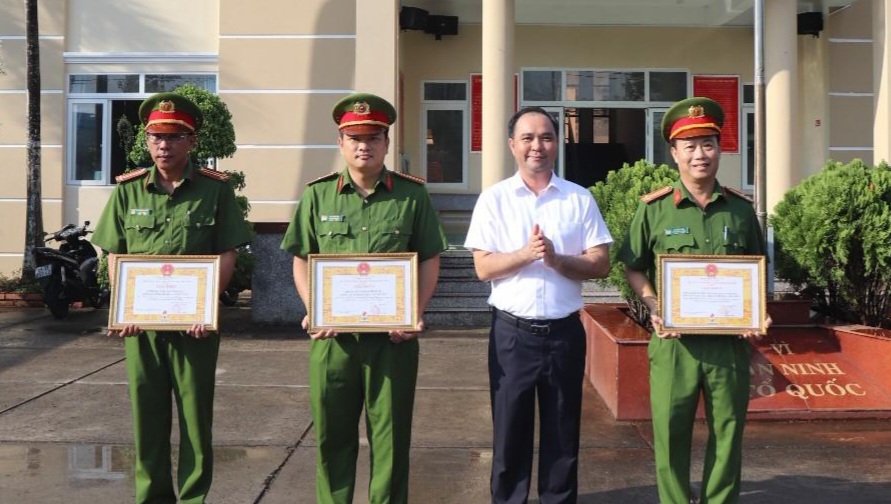 Đại diện lãnh đạo UBND huyện Long Điền trao Giấy khen của UBND huyện Long Điền cho các tập thể, cá nhân.