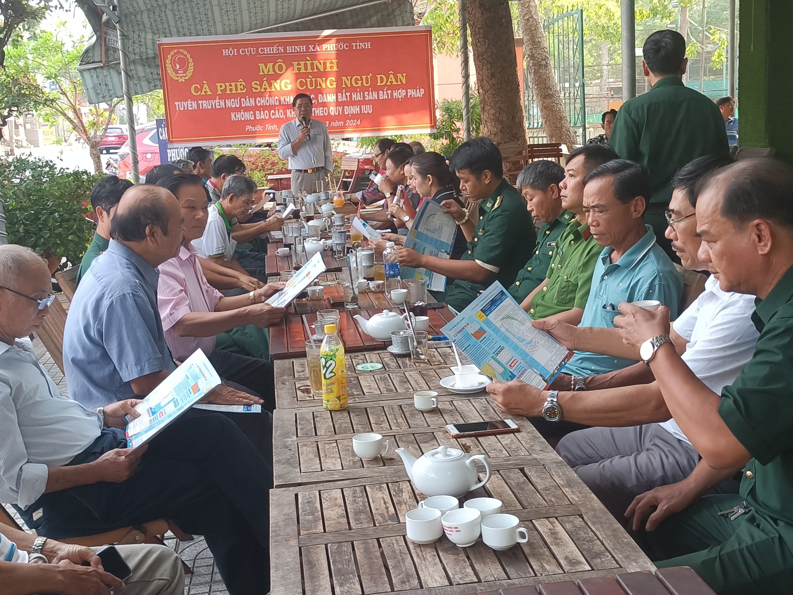 Cà phê sáng cùng ngư dân, là một trong những mô hình hay được các địa phương thường xuyên tổ chức vào thứ Bảy hàng tuần để tuyên truyền, nâng cao nhận thức ngư dân về chống khai thác IUU.