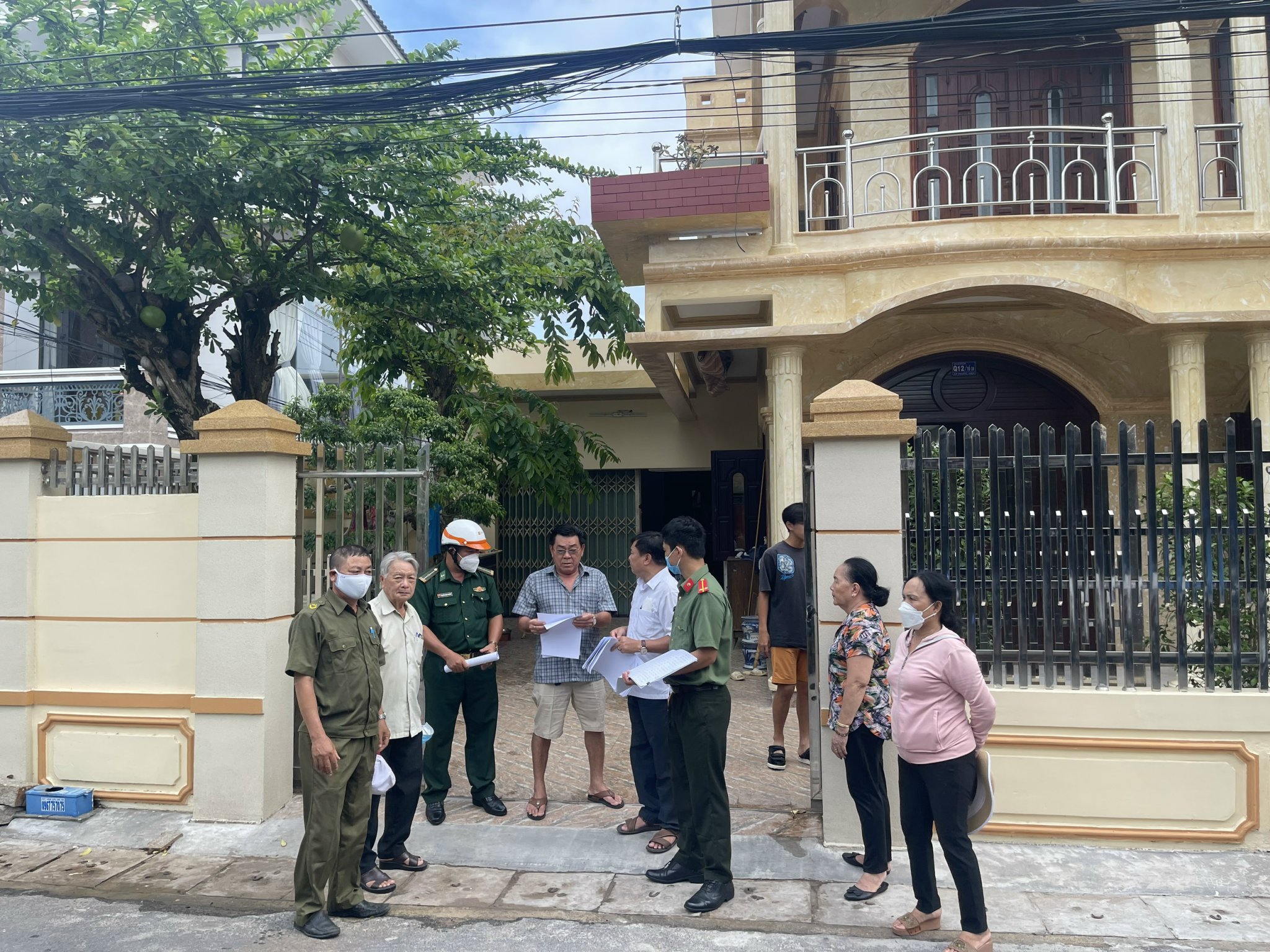 Các cơ quan chức năng “đi từng ngõ, gõ cửa từng nhà” tuyên truyền chống khai thác IUU  đến ngư dân xã Phước Tỉnh, huyện Long Điền.