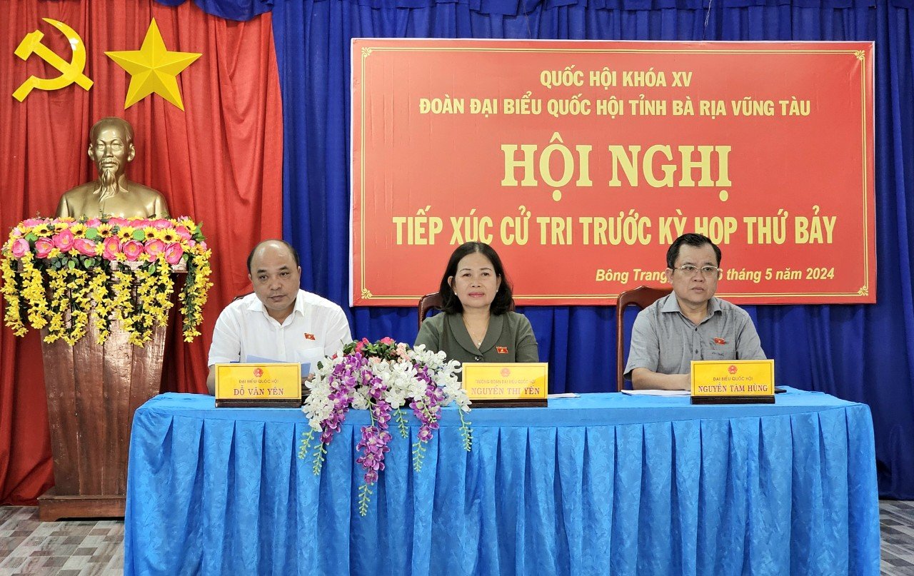 ĐBQH tỉnh gồm: bà Nguyễn Thị Yến, Phó Bí thư Thường trực Tỉnh ủy, Trưởng Đoàn ĐBQH tỉnh; Chuẩn Đô đốc Đỗ Văn Yên, Phó Chính ủy Quân chủng Hải quân; Đại tá Nguyễn Tâm Hùng tiếp xúc cử tri huyện Xuyên Mộc. Ảnh: TRẦN TIẾN