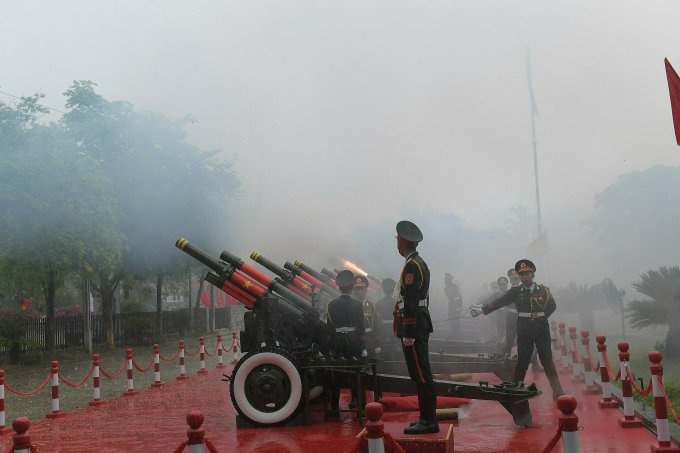 Dàn lựu pháo kỷ niệm chiến thắng Điện Biên Phủ khai hỏa.