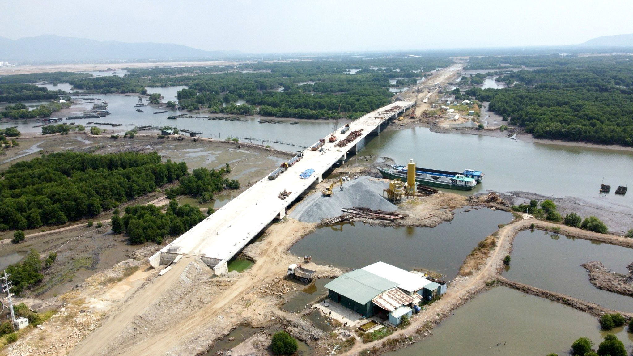Hiện nay máy móc, công nhân và các kỹ sư đang chạy đua với thời gian để đưa tuyến đường tỉnh 991B hoàn thành đúng kế hoạch.