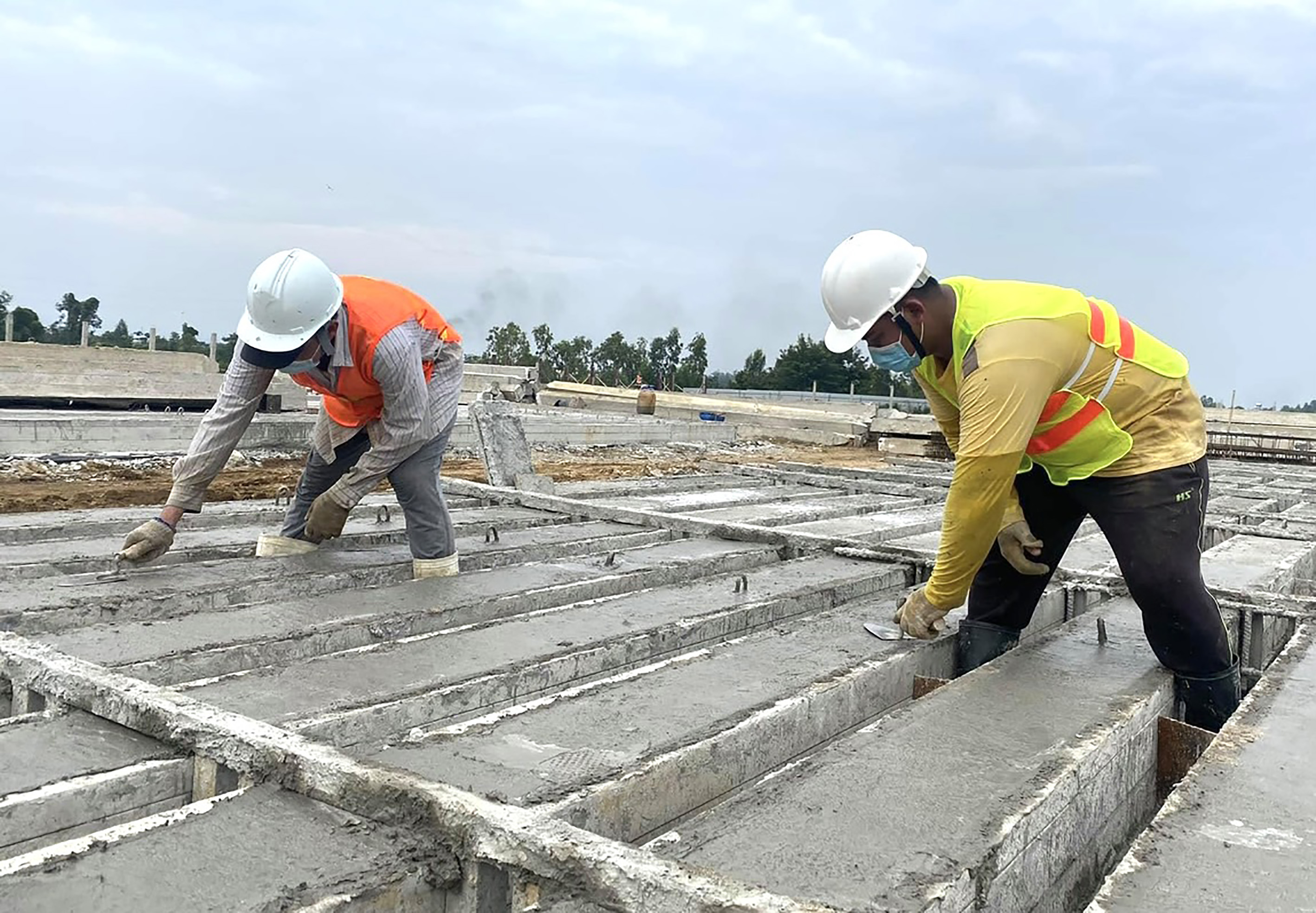 Thời tiết nắng nóng dễ gia tăng các nguy cơ gây đột quỵ. Người lao động không nên làm việc quá sức dưới trời nắng. Trong ảnh: Công nhân đang thi công tại một công trình xây dựng trên địa bàn phường 10, TP. Vũng Tàu.