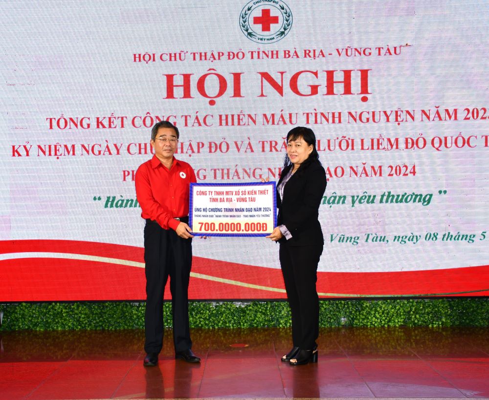 Ông Lê Văn Hậu, Chủ tịch Hội Chữ thập đỏ tỉnh tiếp nhận tài trợ từ Công ty TNHH MTV Xổ số kiến thiết tỉnh.