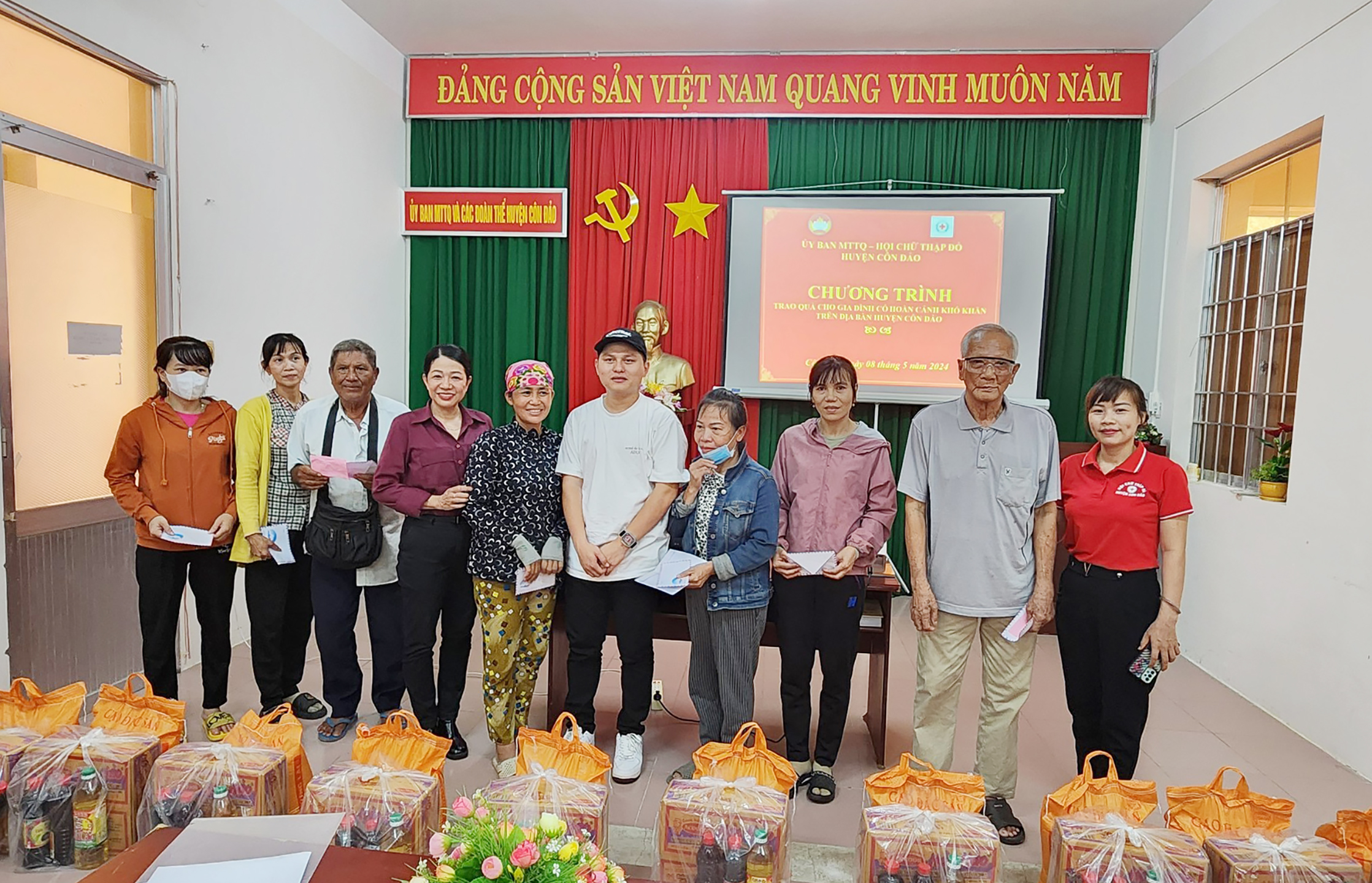 Đại diện UBMTTQ Việt Nam huyện Côn Đảo, Hội Chữ thập Đỏ huyện và nhà tài trợ trao quà đến các gia đình khó khăn.