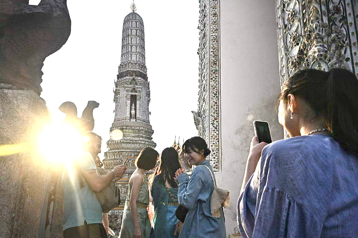 Khách du lịch tham quan một ngôi chùa ở Bangkok, Thái Lan.