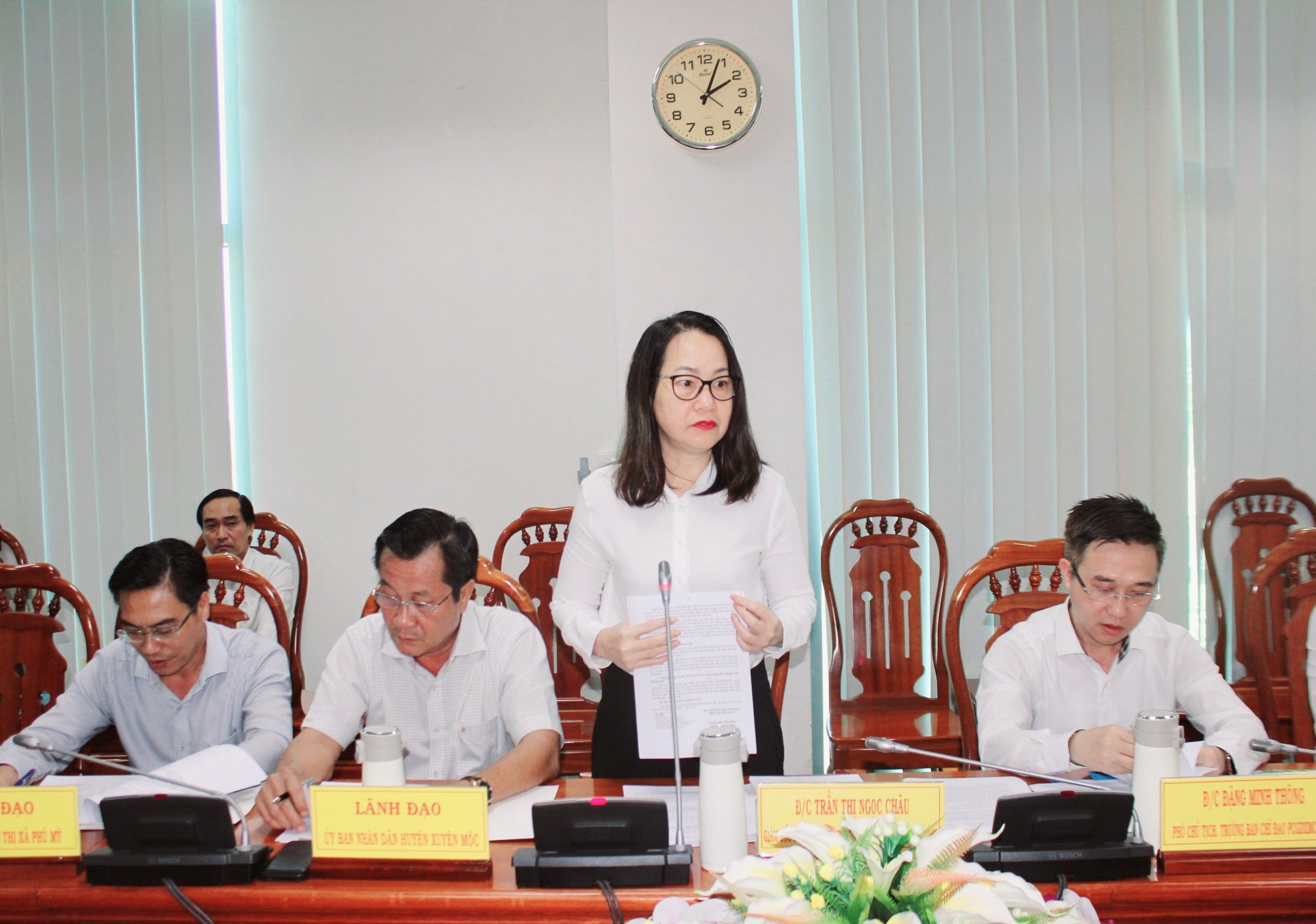 Bà Trần Thị Ngọc Châu báo cáo tại buổi làm việc.