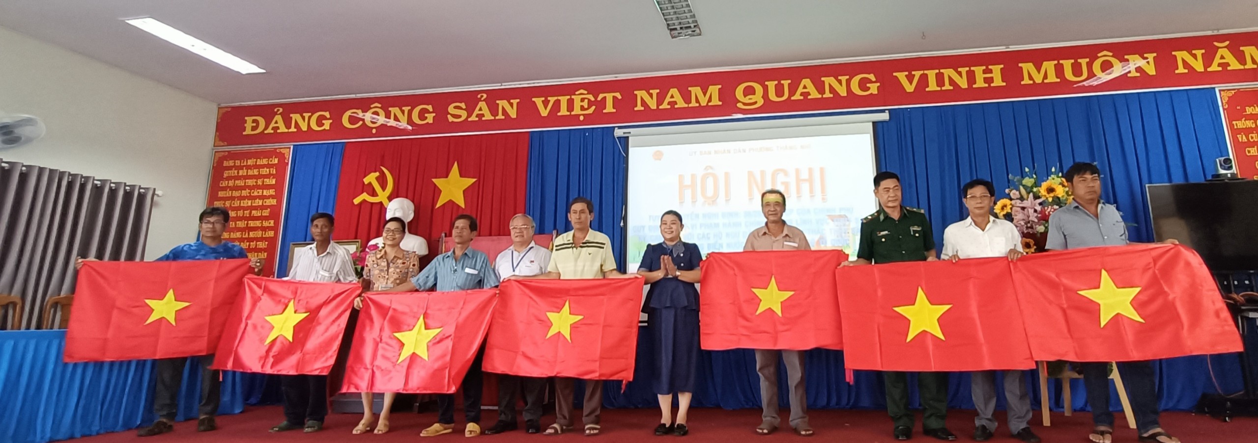 Lãnh đạo UBND phường Thắng Nhì tặng cờ, động viên ngư dân vươn khơi bám biển.