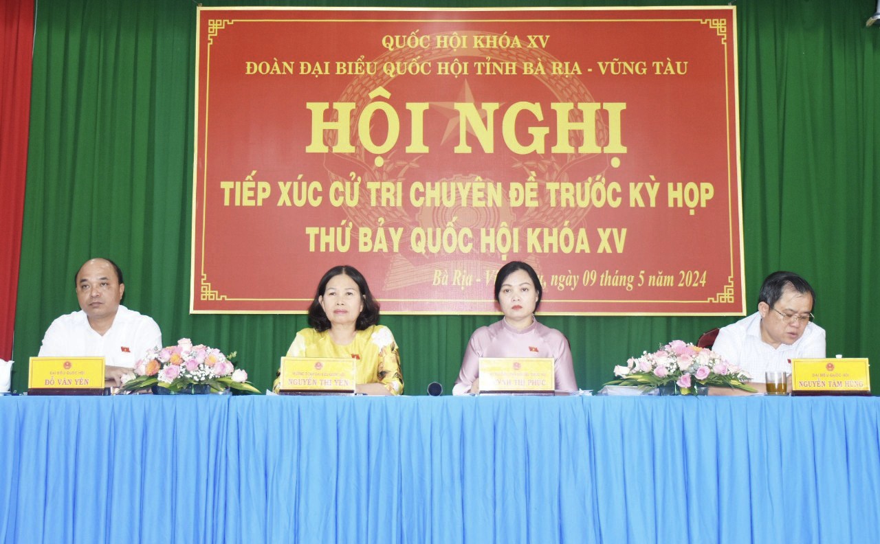 Đoàn ĐBQH tỉnh gồm: bà Nguyễn Thị Yến, Phó Bí thư Thường trực Tỉnh ủy, Trưởng Đoàn ĐBQH tỉnh; bà Huỳnh Thị Phúc, Phó trưởng Đoàn ĐBQH tỉnh; Đô đốc Đỗ Văn Yên, Phó Chính ủy Quân chủng Hải quân; Đại tá Nguyễn Tâm Hùng tiếp xúc cử tri là DN, cán bộ công đoàn và NLĐ.