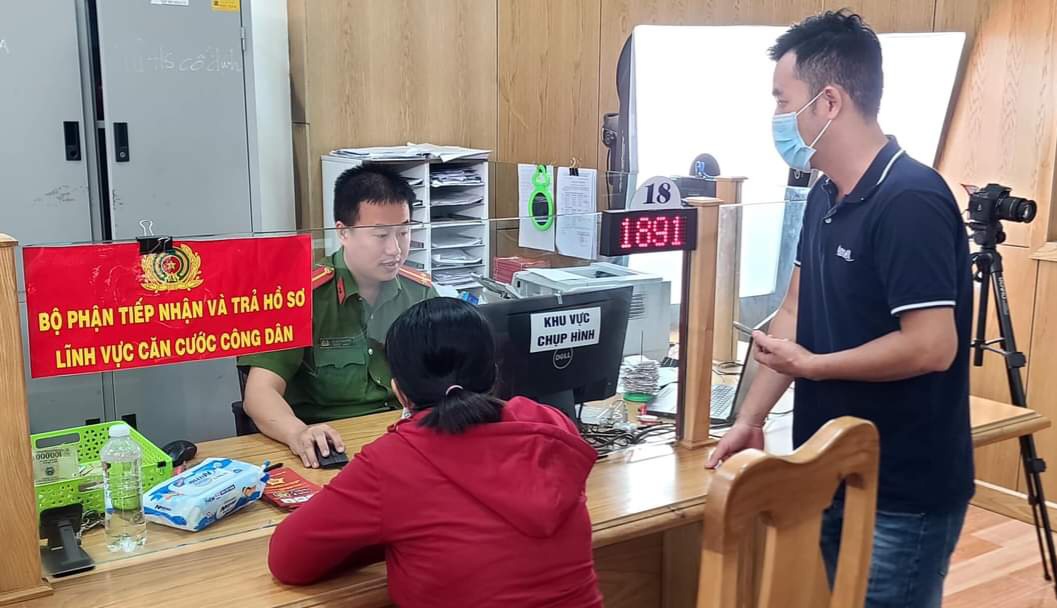 Người dân làm thủ tục cấp căn cước công dân tại Bộ phận một cửa UBND huyện Xuyên Mộc.