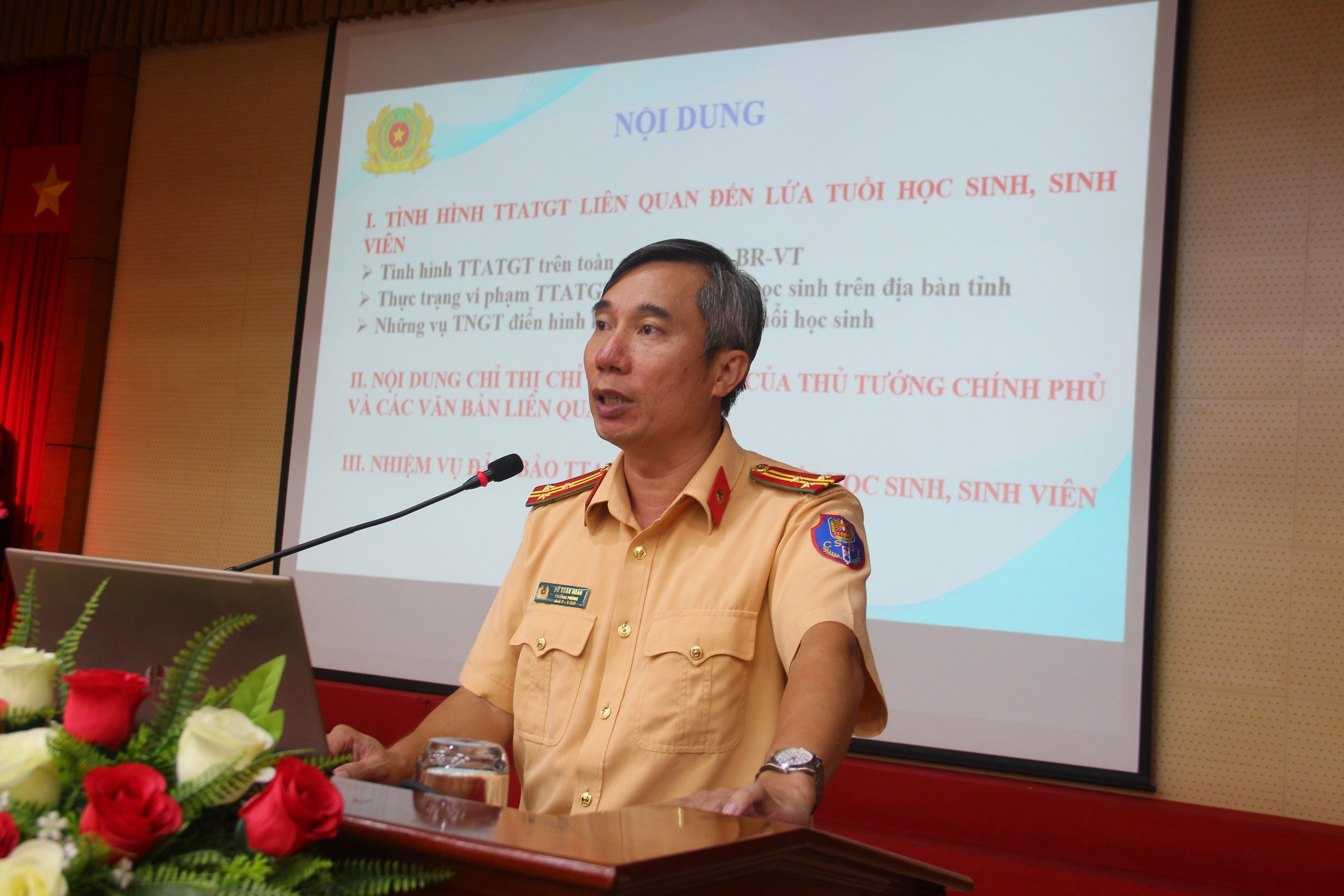 Thượng tá Đỗ Xuân Hoàn, Trưởng Phòng CSGT, Công an tỉnh báo cáo về tình hình TTATGT liên quan đến học sinh.