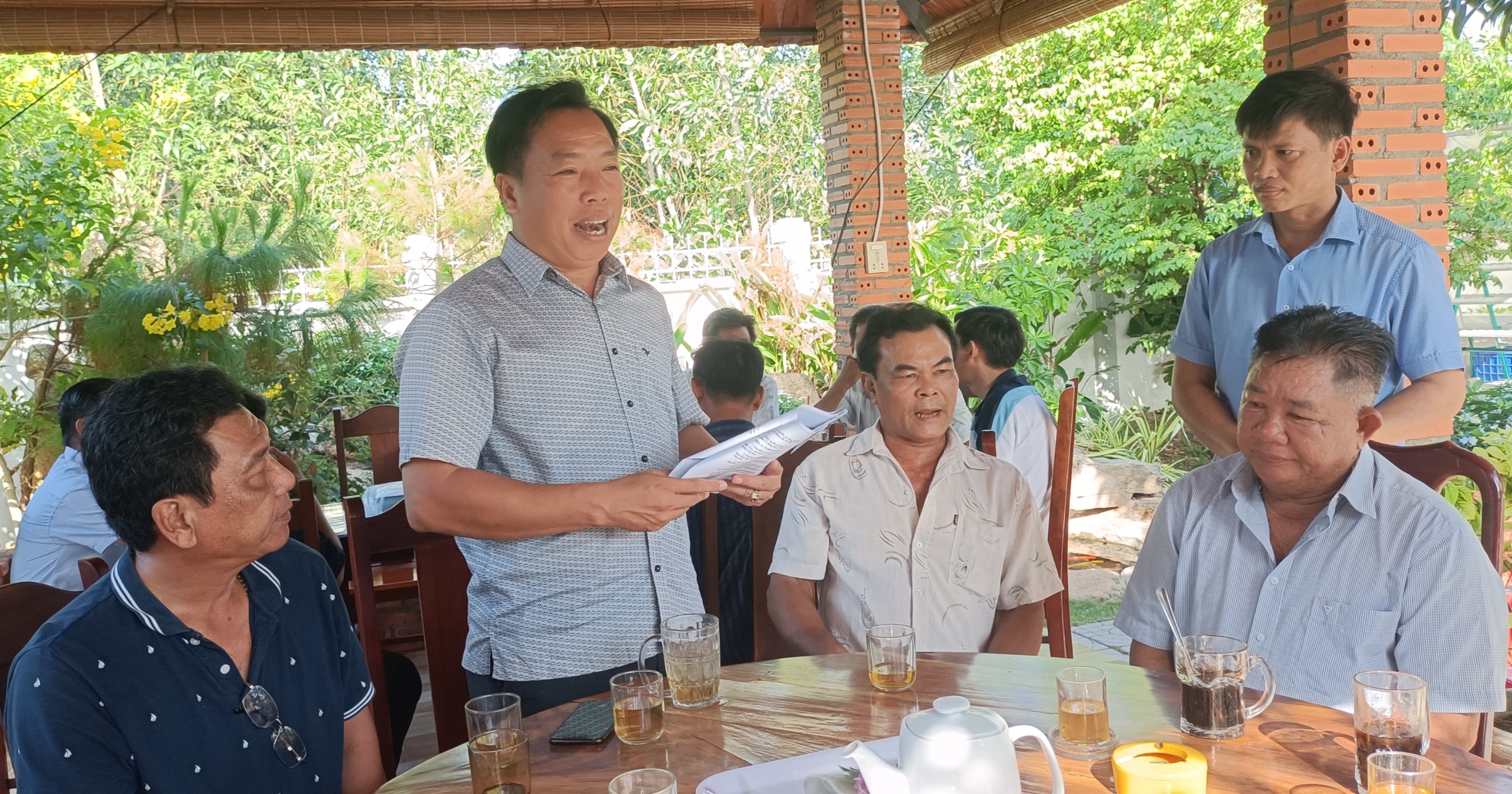 Ông Nguyễn Thành Vân, Chủ tịch UBND TT.Long Hải đang trao đổi cùng ngư dân những mức xử phạt của Nghị định 38 về các vi phạm chống khai thác IUU
