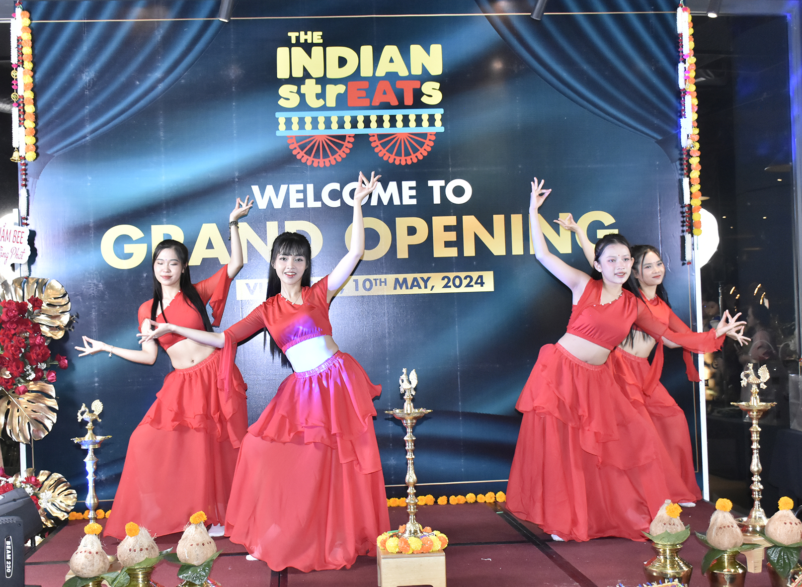 Vũ công trình diễn điệu múa truyền thống Ấn Độ tại lễ khai trương.