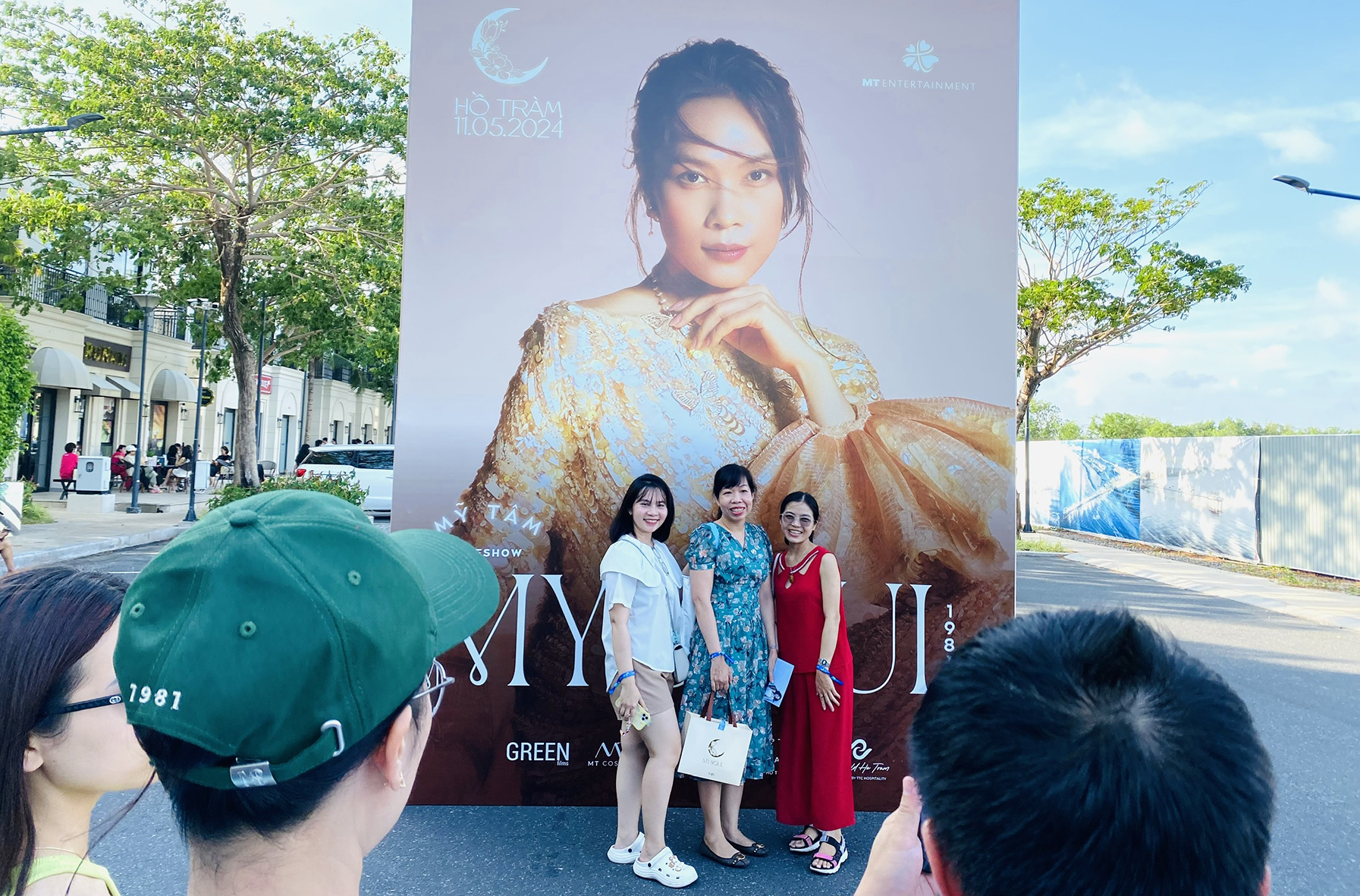 Fans arrived very early to take photos with the poster of singer My Tam.