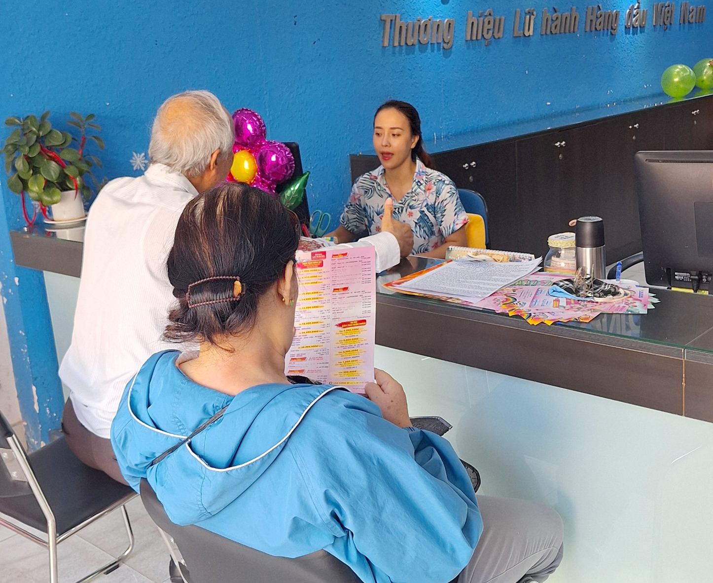 Du khách tìm hiểu tour hè tại Chi nhánh Saigontourist Vũng Tàu nhân sự kiện “Party vào hạ”.