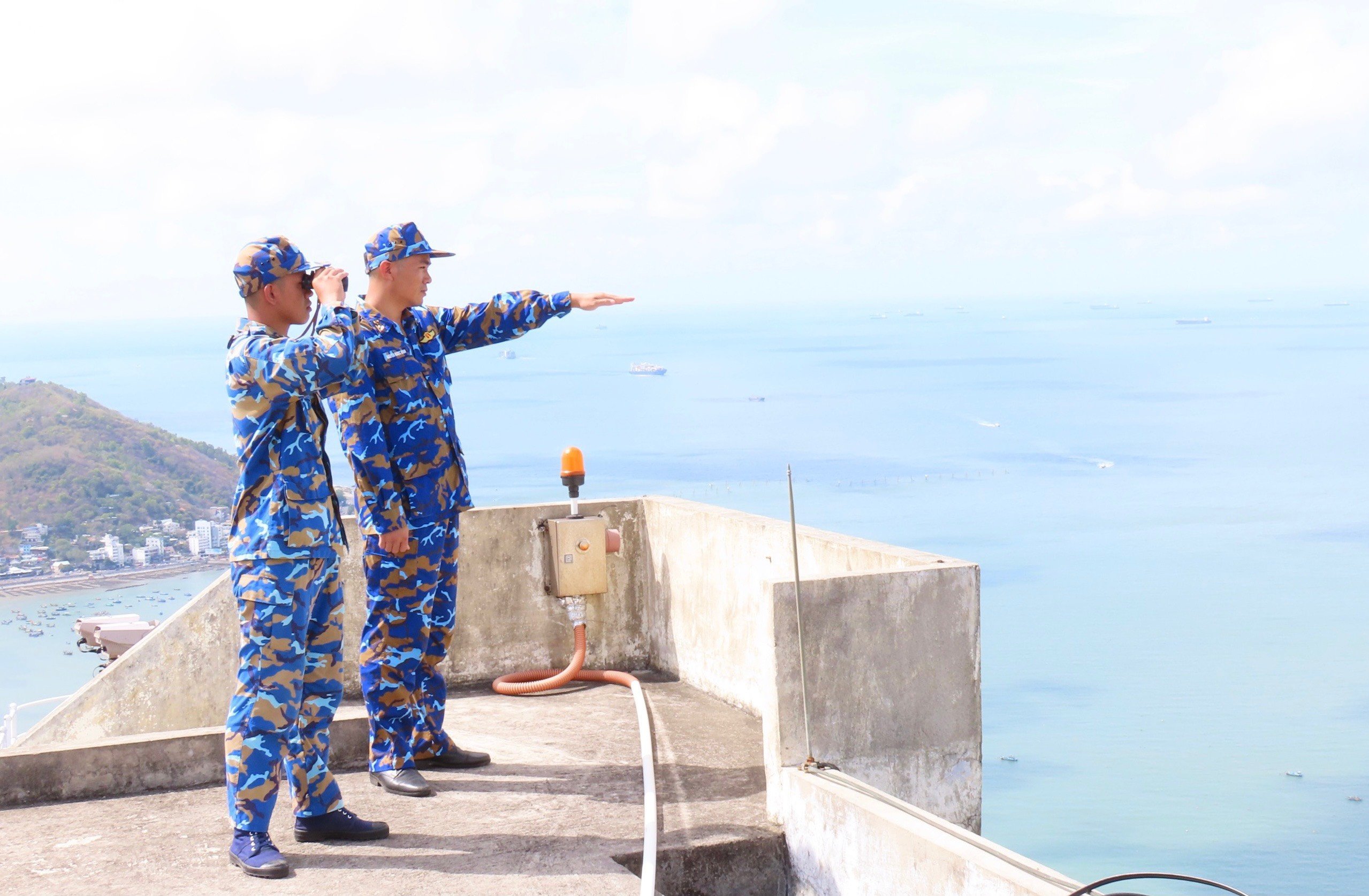 Chiến sĩ Trạm Radar 590 quan sát, theo dõi các hoạt động trên biển  bằng ống nhòm.