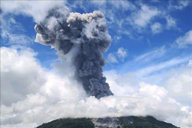 Cột tro bụi phun lên từ miệng núi lửa Ibu ở Halmahera, tỉnh Bắc Maluku, Indonesia, ngày 8/5/2024.