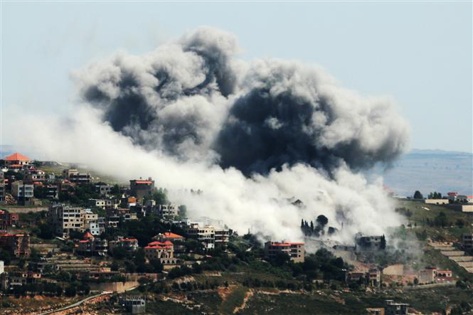 Khói bốc lên sau cuộc không kích của Israel xuống làng Khiam, miền Nam Liban ngày 8/5/2024.