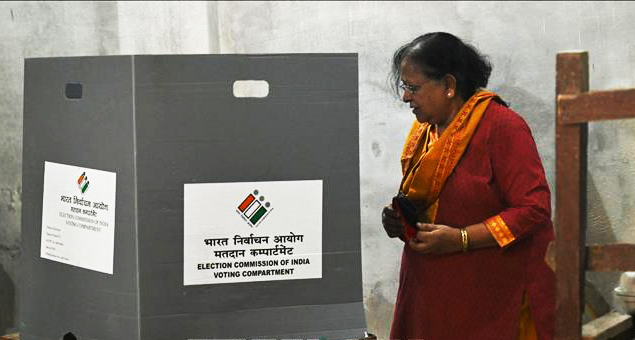 Cử tri Ấn Độ bỏ phiếu trong Giai đoạn 3 cuộc tổng tuyển cử tại điểm bầu cử ở Agra  ngày 7/5/2024.