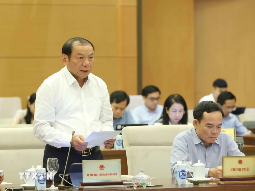 Bộ trưởng Bộ VHTT-DL Nguyễn Văn Hùng trình bày tờ trình chủ trương đầu tư Chương trình mục tiêu quốc gia về phát triển văn hóa giai đoạn 2025-2035. Ảnh: PHƯƠNG HOA