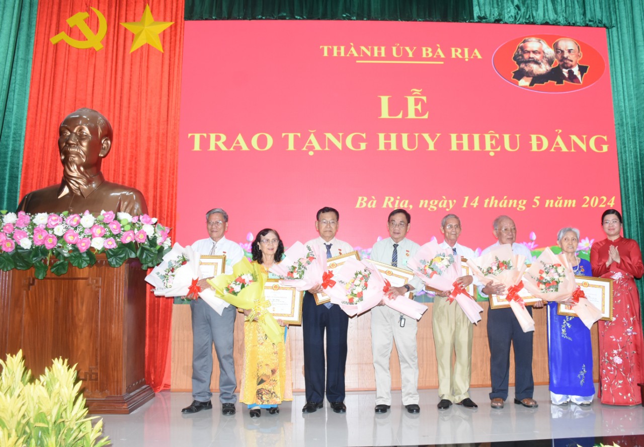 Bà Lê Thị Thủy, Phó Bí thư Thường trực Thành ủy Bà Rịa trao Huy hiệu 55 năm tuổi đảng cho các đảng viên.