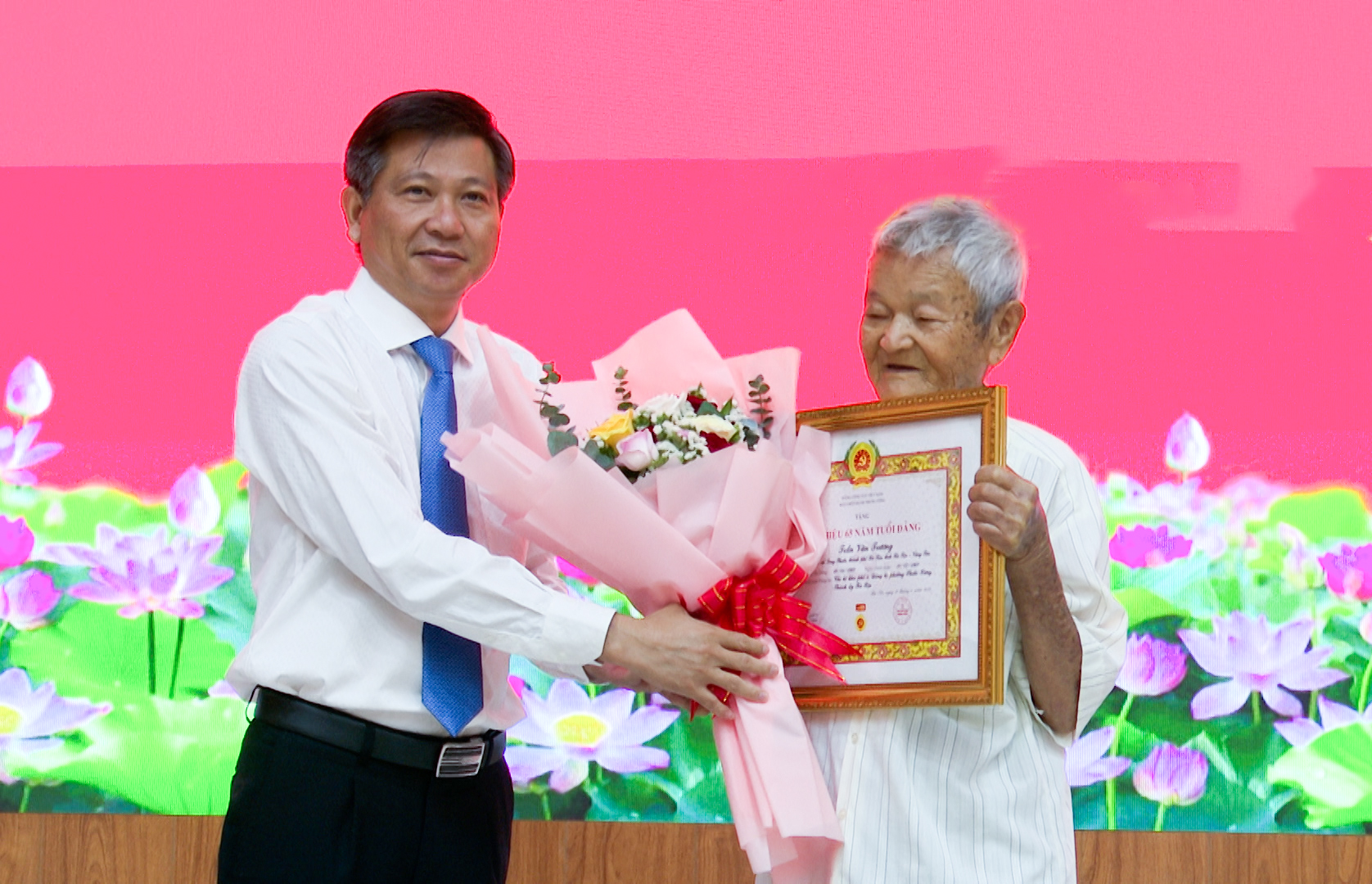 Bí thư Thành uỷ Bà Rịa Trần Văn Tuấn trao Huy hiệu Đảng 65 tuổi đảng cho đảng viên Trần Văn Trương (xã Long Phước).