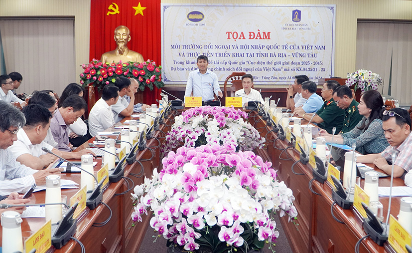 Thứ trưởng Thường trực Bộ Ngoại giao Nguyễn Minh Vũ phát biểu kết luận tọa đàm.