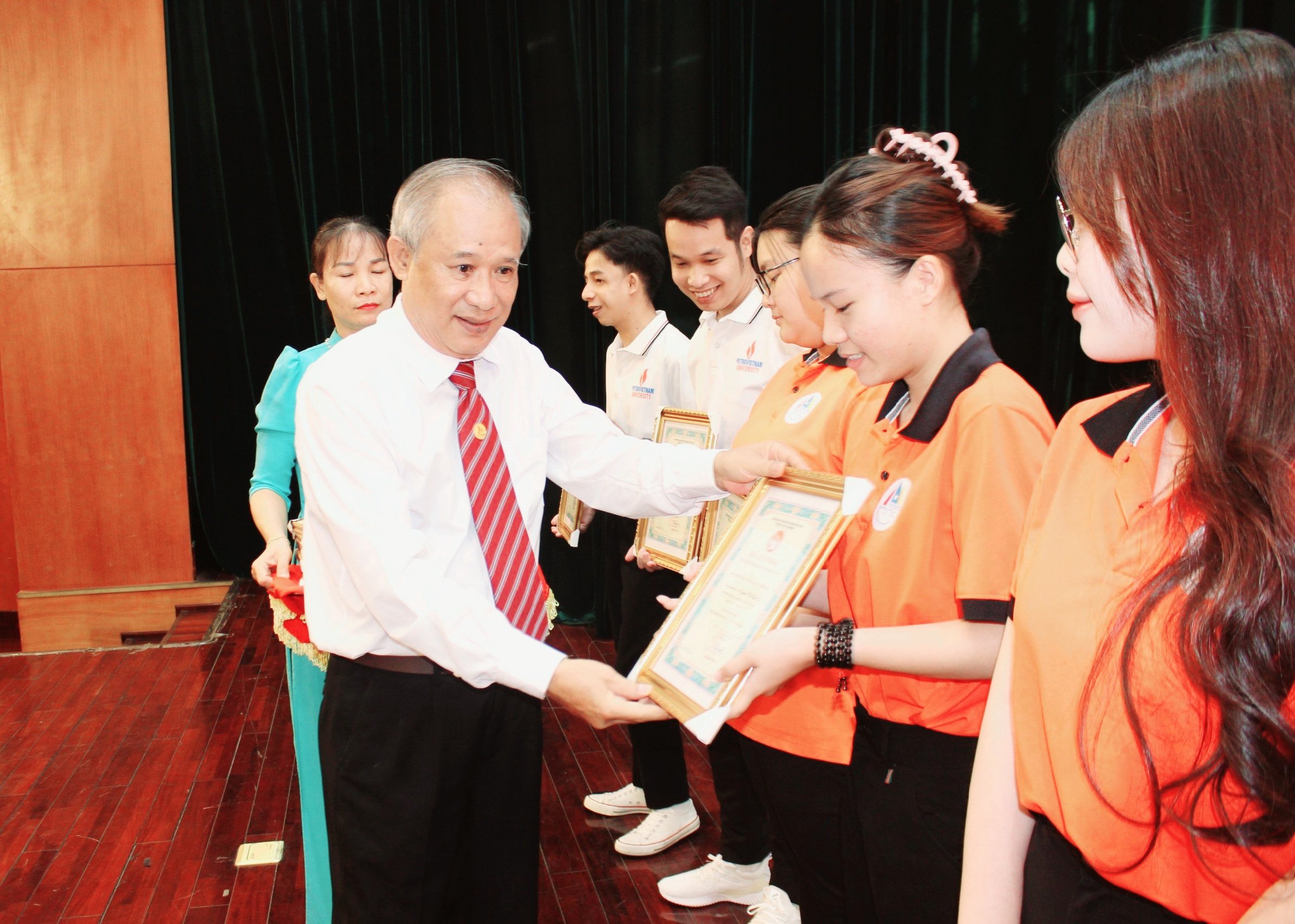 Ông Lương Đức Đích, Chủ tịch Hội Khuyến học tỉnh trao học bổng cho các em HS, SV.