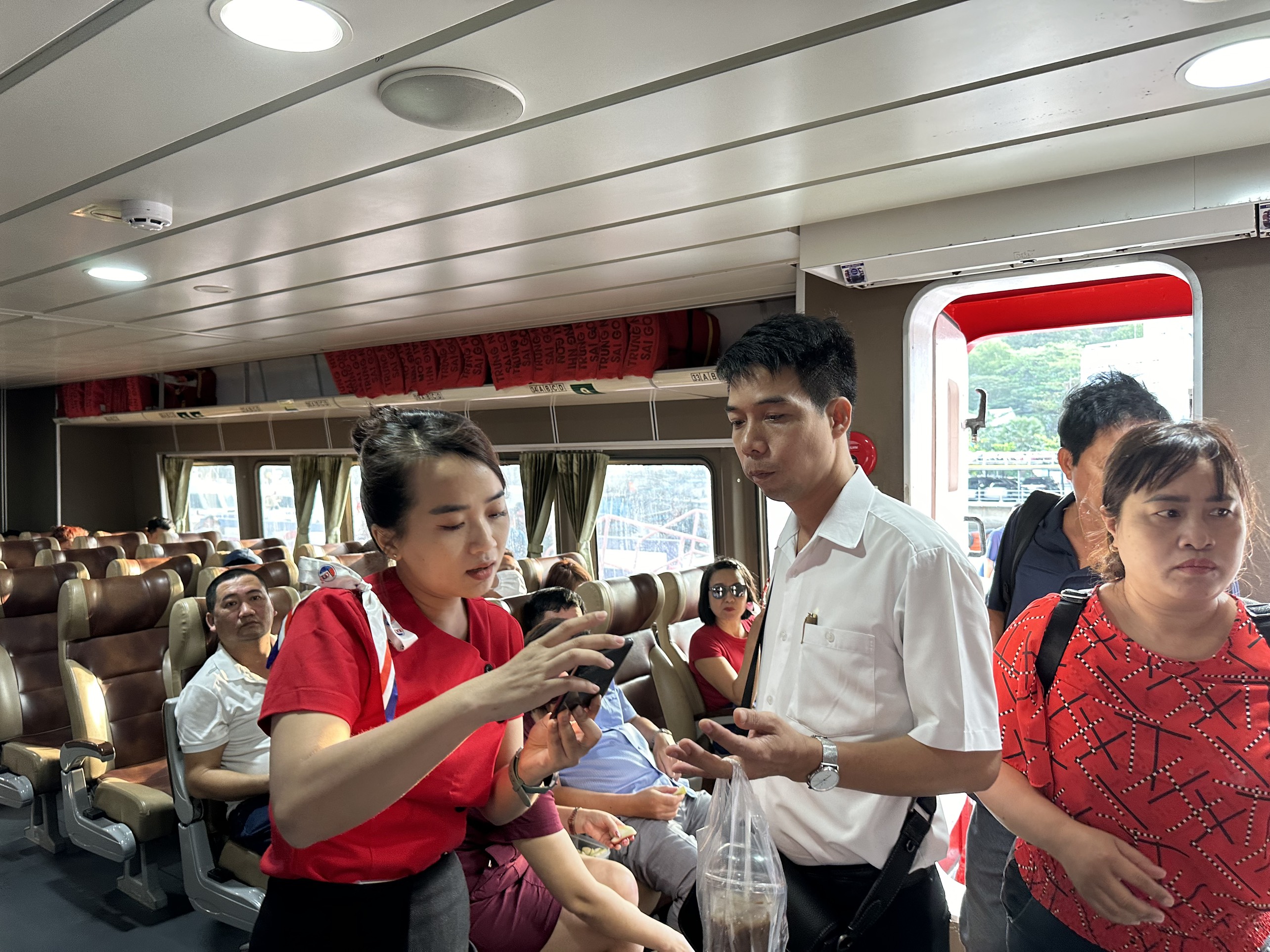 Nhân viên Công ty CP Tàu cao tốc Phú Quốc hướng dẫn hành khách vào chỗ ngồi trên tàu Thăng Long hành trình từ Vũng Tàu đi Côn Đảo.