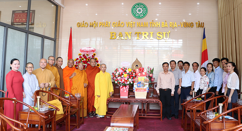 Phó Chủ tịch UBMTTQ Việt Nam tỉnh Huỳnh Minh và đoàn thăm, chúc mừng Ban Trị sự Giáo hội Phật giáo Việt Nam tỉnh.