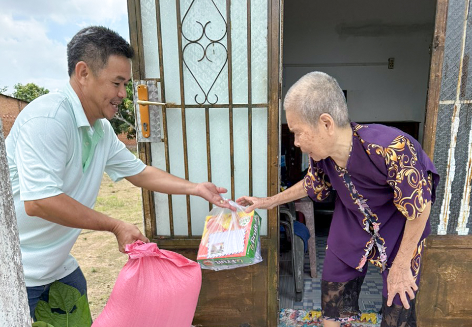 Ông Phan Anh Thuận, Trưởng Nhóm thiện nguyện xã Bông Trang trao quà cho bà Ngô Thị Chén (SN 1928, ấp Trang Hoàng, xã Bông Trang), người già neo đơn. Ảnh: NVCC