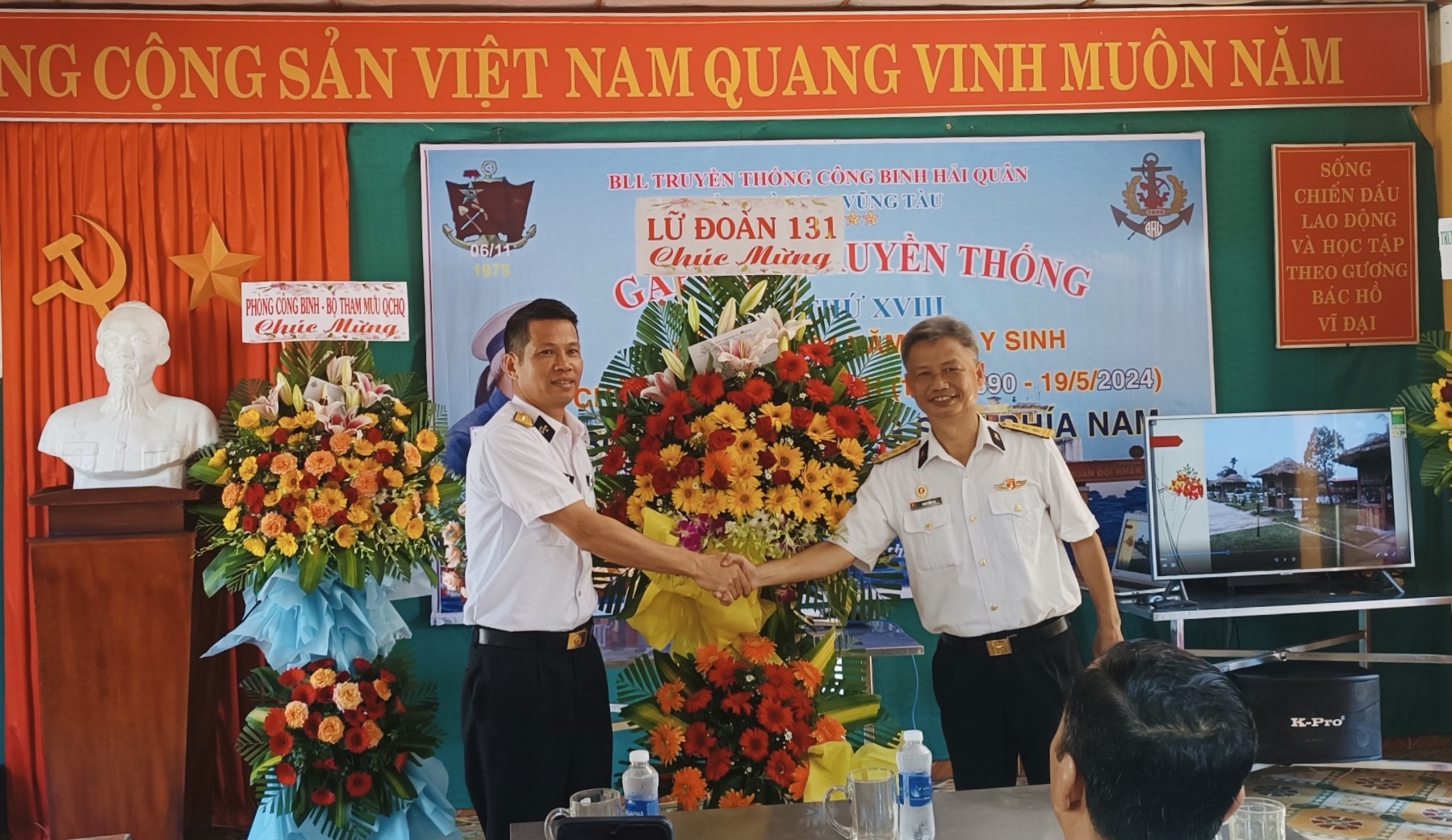 Lãnh đạo Lữ đoàn 131 tặng hoa chúc mừng Ban liên lạc truyền thống Công binh Hải quân tỉnh Bà Rịa-Vũng Tàu.