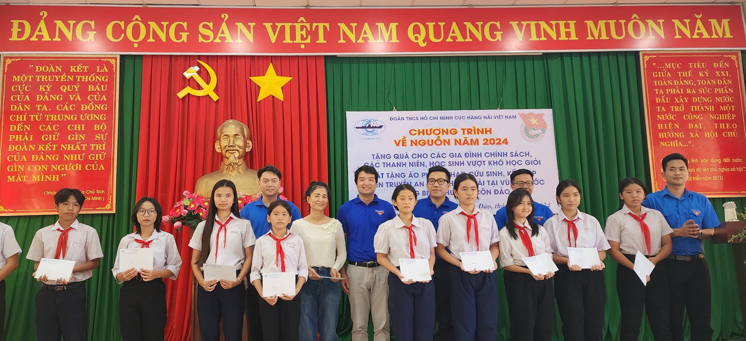 Đại diện Đoàn Thanh niên Cục Hàng hải Việt Nam trao học bổng đến các em HS hiếu học của huyện Côn Đảo.