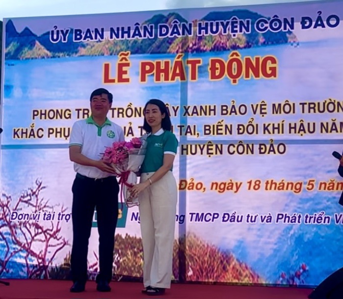 Bà Nguyễn Thanh Thủy, Giám đốc BIDV- Chi nhánh Phú Mỹ trao tấm bảng tượng trưng 500 triệu đồng cho lãnh đạo UBND huyện Côn Đảo để thực hiện việc trồng cây xanh trên địa bàn huyện. 