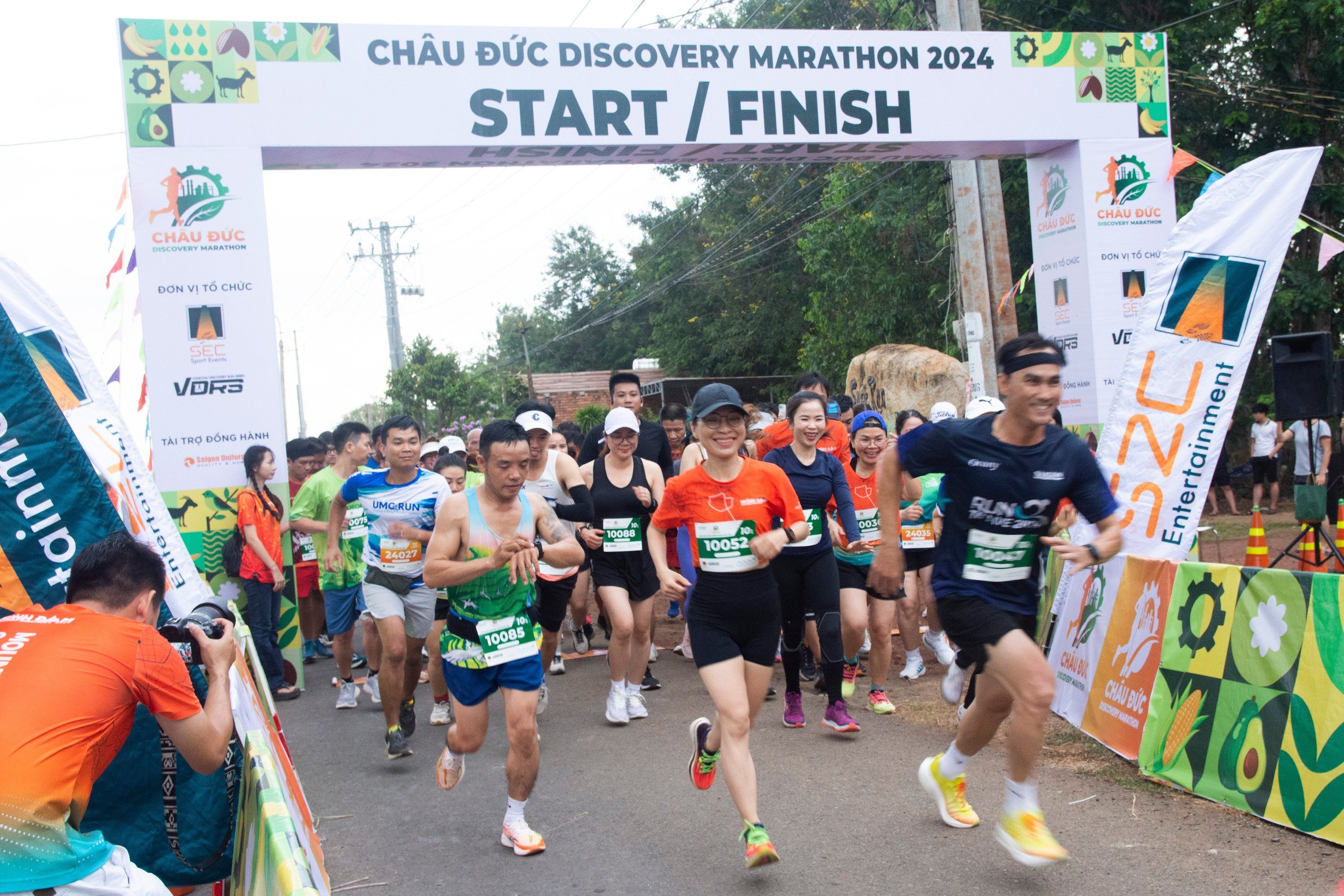 Các VĐV xuất phát cự ly 10km.