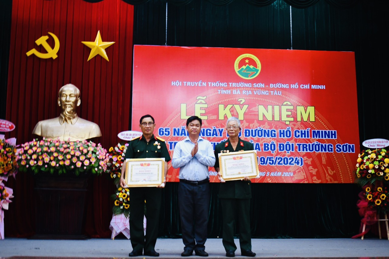 Ông Lê Văn Minh, Phó Ban Tuyên giáo Tỉnh ủy trao bằng khen của Trung ương Hội Truyền thống Trường Sơn-Đường Hồ Chí Minh Việt Nam đến 2 tập thể và 3 cá nhân thuộc Hội Truyền thống Trường Sơn-Đường Hồ Chí Minh tỉnh Bà Rịa-Vũng Tàu.