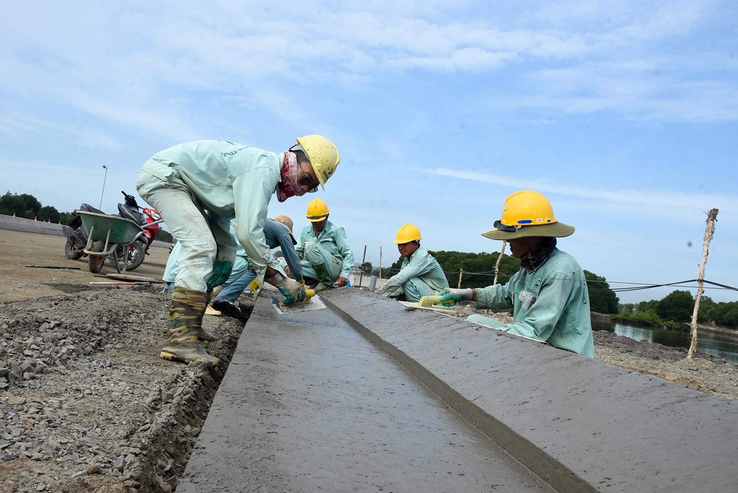 Các nhà thầu huy động nhân lực đẩy nhanh tiến độ đường ĐT994.