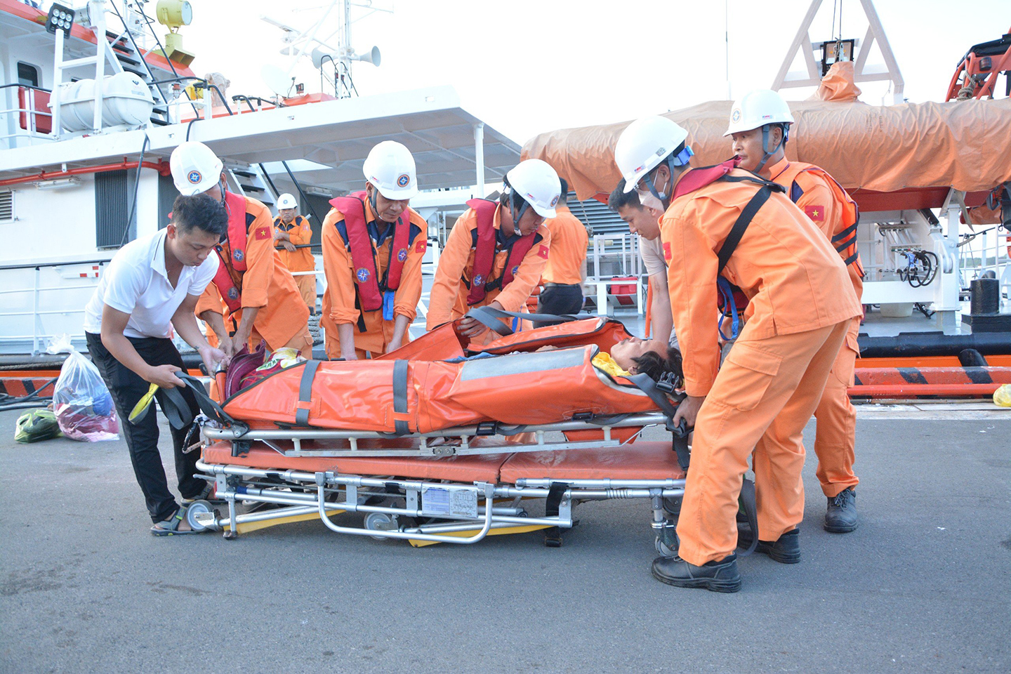 Các thuyền viên cứu nạn hàng hải của Trung tâm Phối hợp Tìm kiếm Cứu nạn Hàng hải khu vực III cứu nạn và đưa về bờ một thuyền viên bị nạn trên biển.