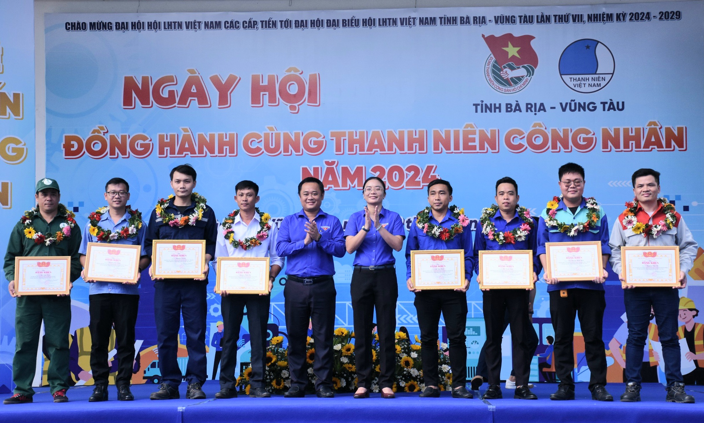 Thanh niên công nhân tiêu biểu nhận Bằng khen danh hiệu Người thợ giỏi cấp tỉnh năm 2024 tại ngày hội.