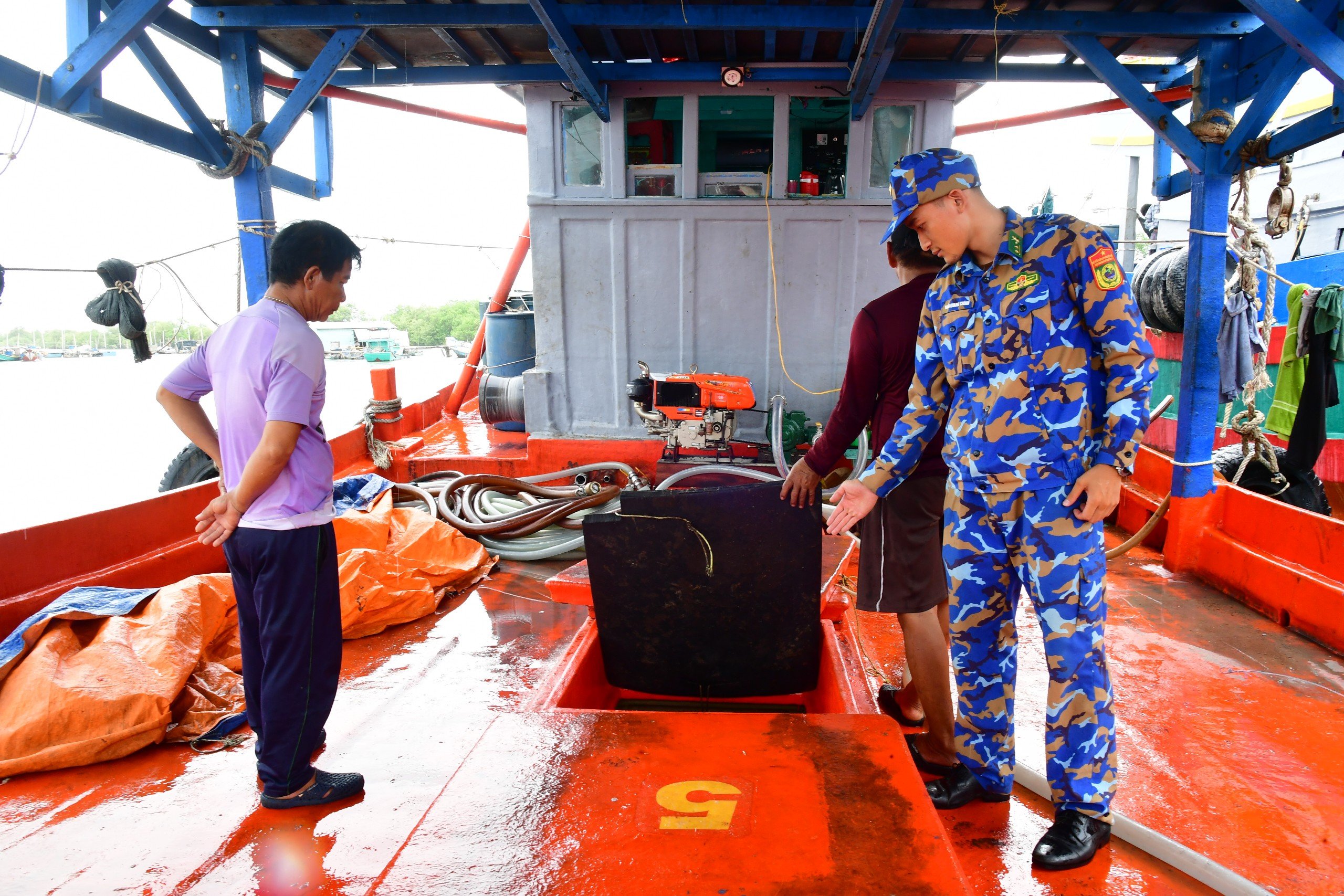 Lực lượng chức năng kiểm tra, phát hiện tàu cá chứa dầu DO không rõ nguồn gốc xuất xử.