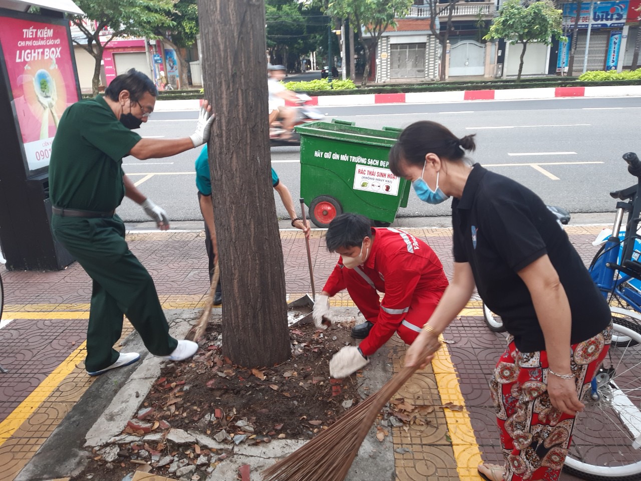 Người dân phường 7 (TP.Vũng Tàu) tham gia vệ sinh môi trường,  chỉnh trang đô thị.