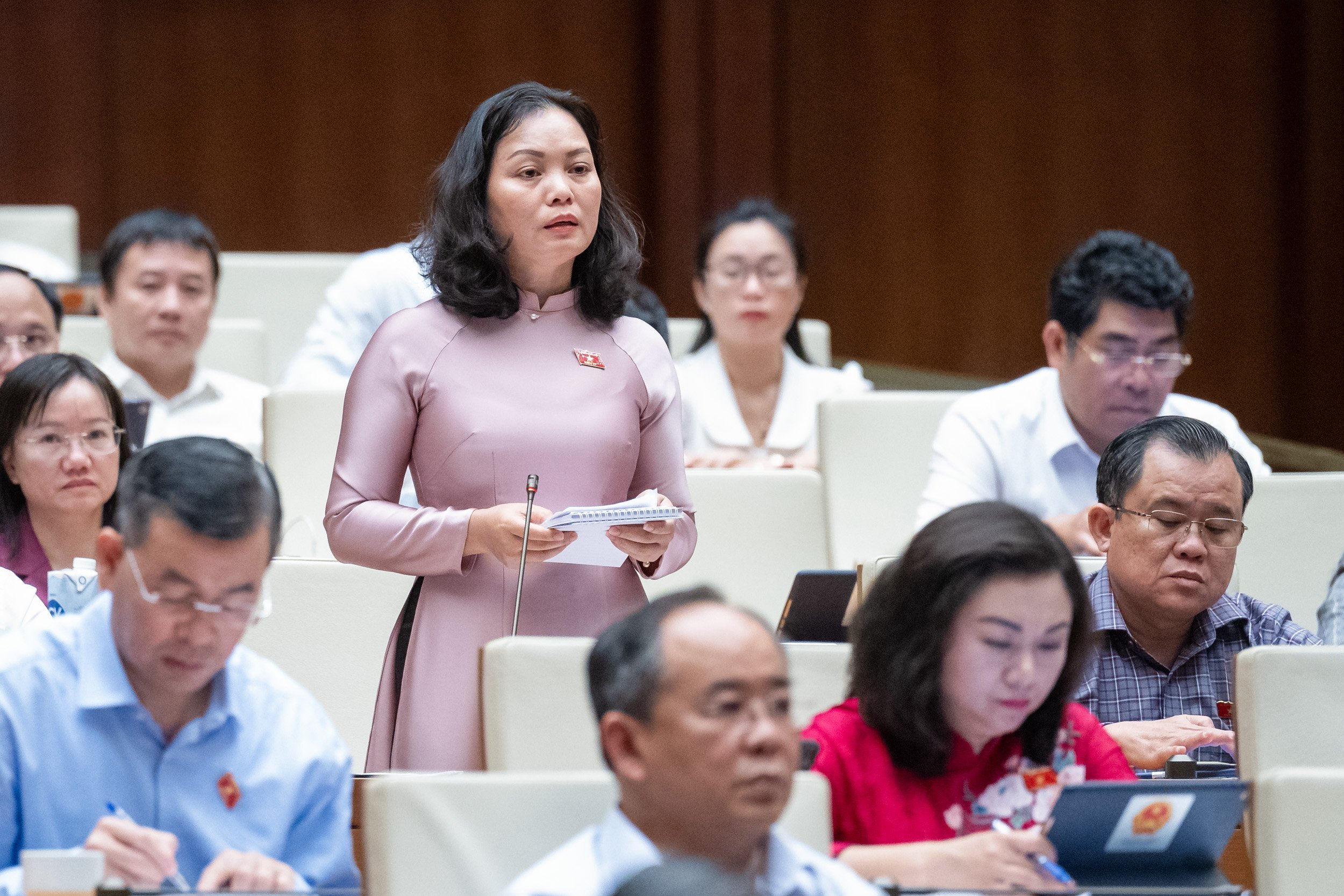 Đại biểu Huỳnh Thị Phúc, Phó Trưởng Đoàn ĐBQH tỉnh Bà Rịa - Vũng Tàu đề nghị cần bổ sung quy định về trách nhiệm tháo dỡ trạm thu phí đã dừng hoạt động. Ảnh: Quochoi.vn