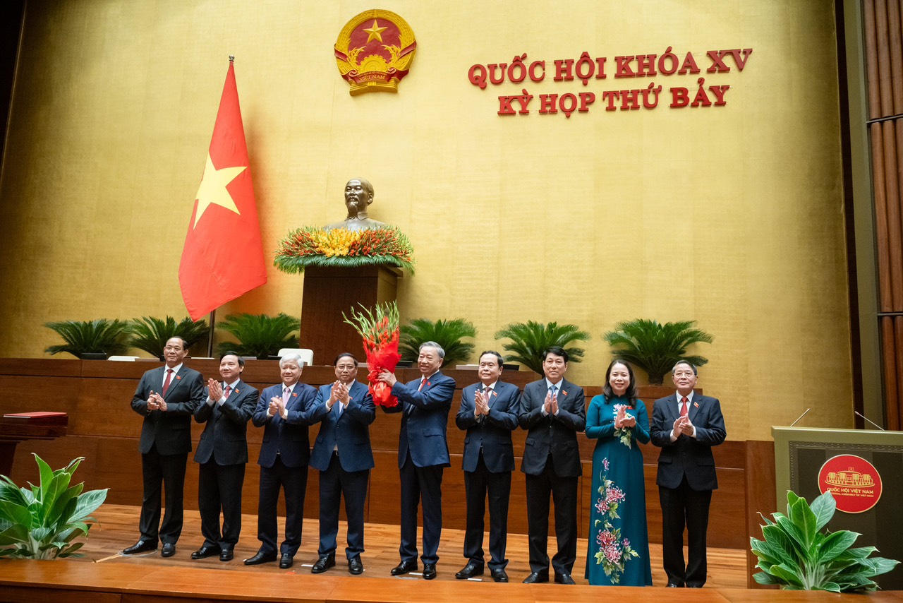 Lãnh đạo Đảng, Nhà nước tặng hoa chúc mừng Tân Chủ tịch nước.