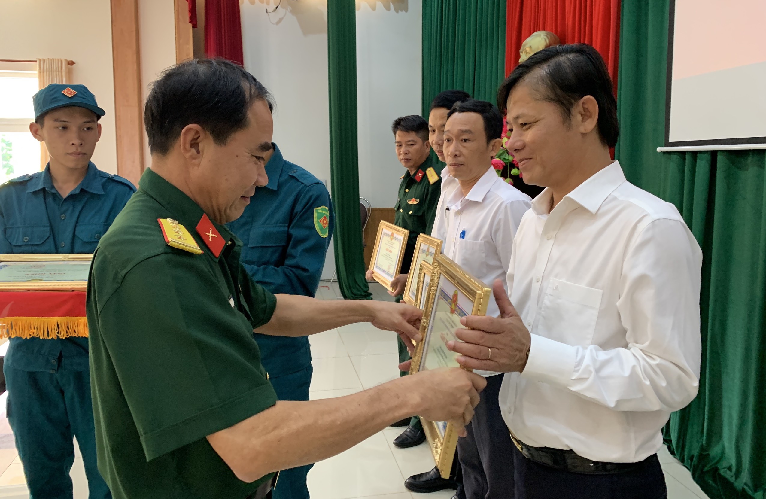 Thượng tá Phạm Văn Khôi, Chính trị viên Ban CHQS huyện Châu Đức trao Giấy khen cho các tập thể và cá nhân có thành tích xuất sắc trong thực hiện công tác giáo dục QP&AN năm 2023.