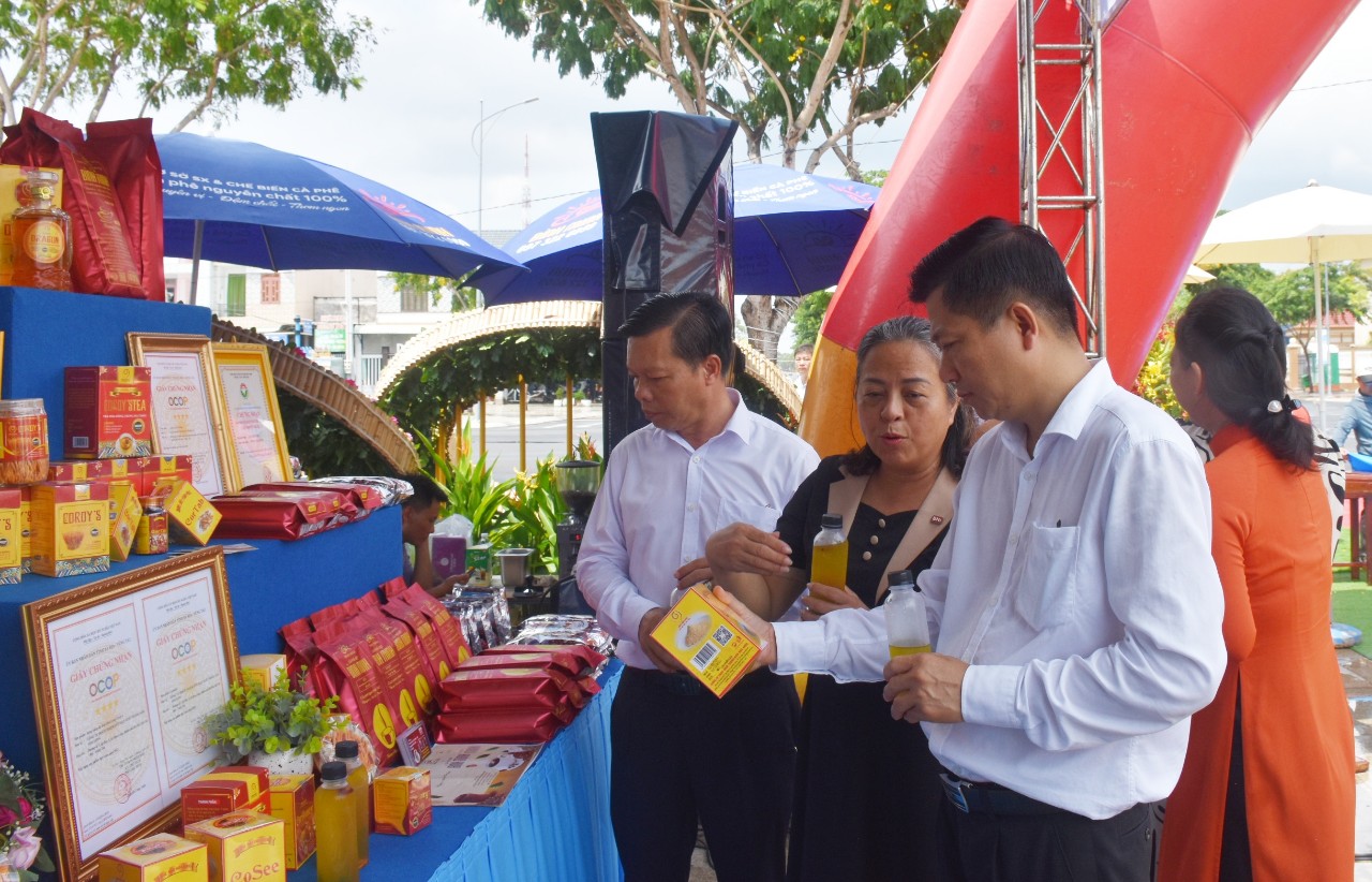 Đại biểu tham gian gian hàng trưng bày sản phẩm OCOP.