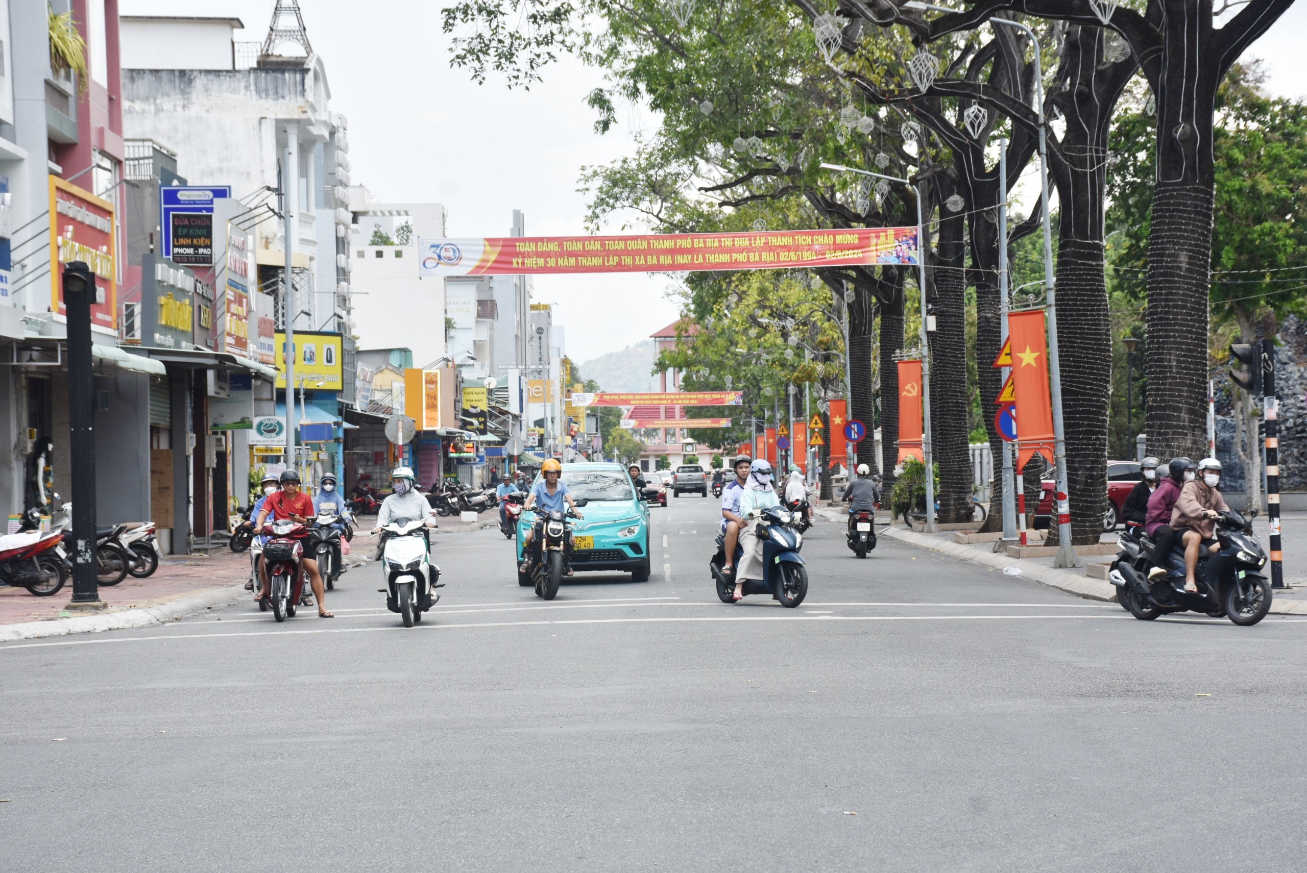 Nhiều tuyến đường được đầu tư xây dựng, mở rộng khang trang, hiện đại.